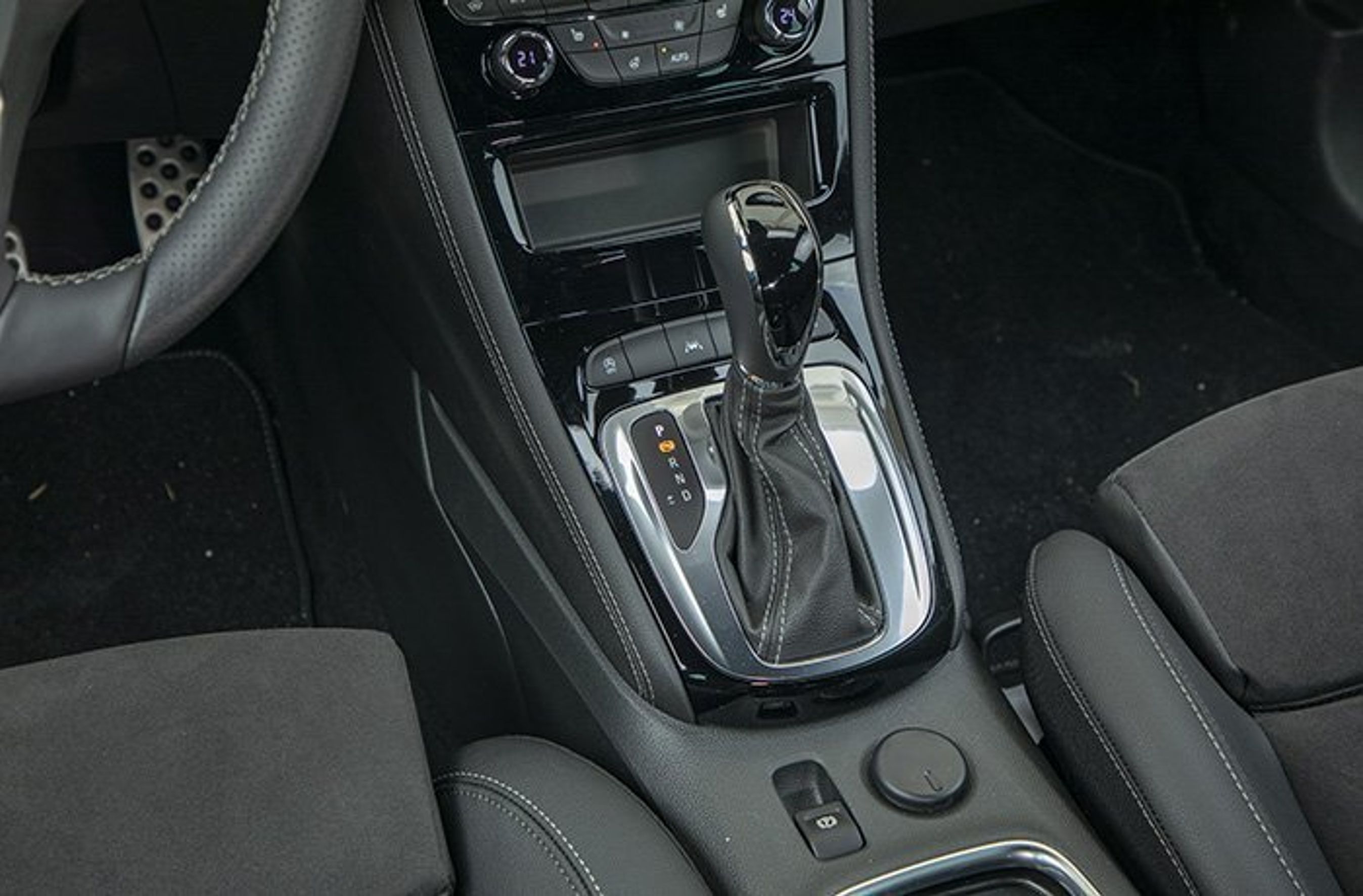 Gearvælgeren er traditionel, så den kan ikke gå automatisk i ”P”-funktion, når du standser motoren. Gearskiftet fungerer godt under acceleration og ved motorvejshastighed.