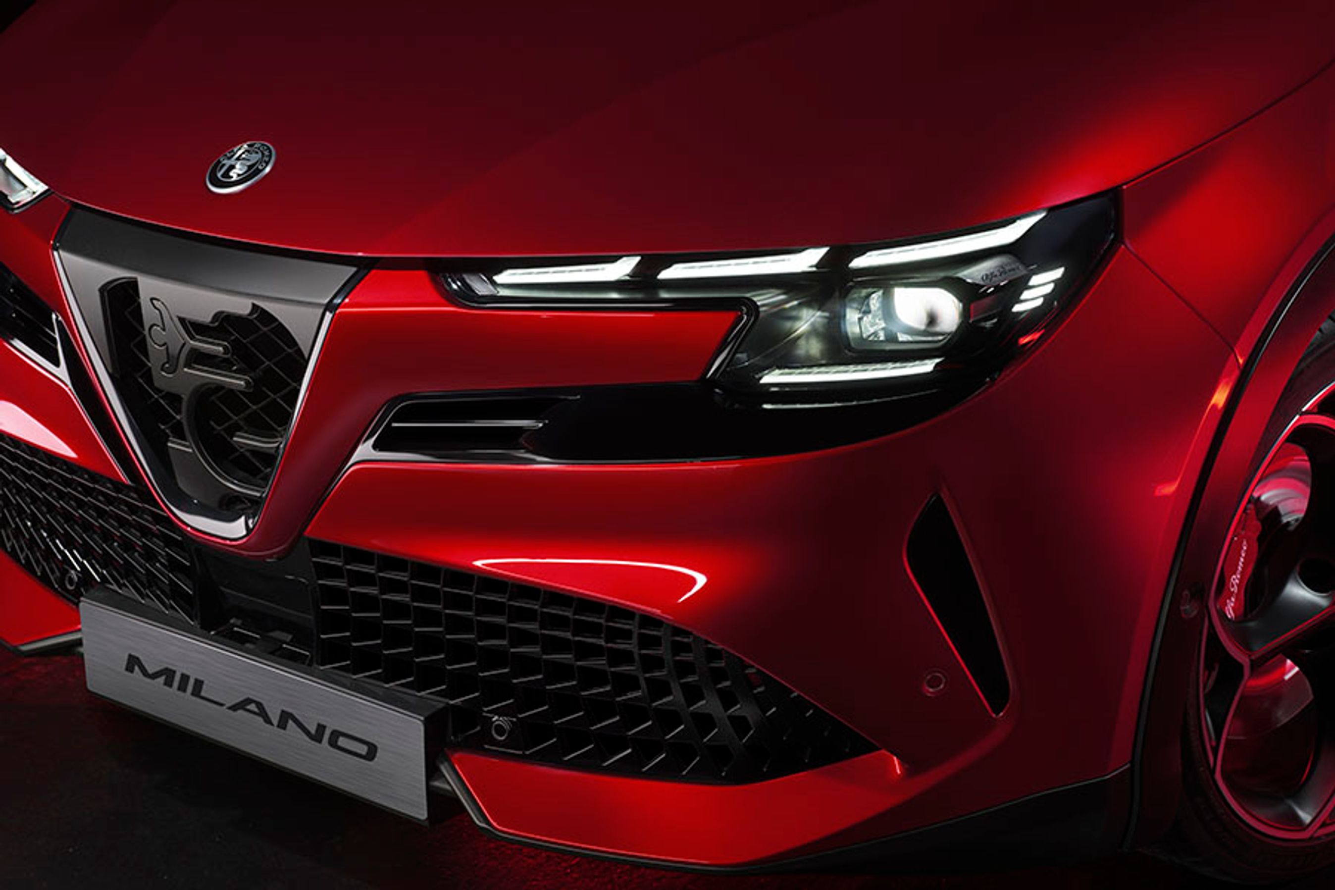 Forlygterne er af LED-typen med indbygget matrix-teknik. I hver side er der tre LED-felter øverst, der er med til at give bilen et let genkendeligt look.