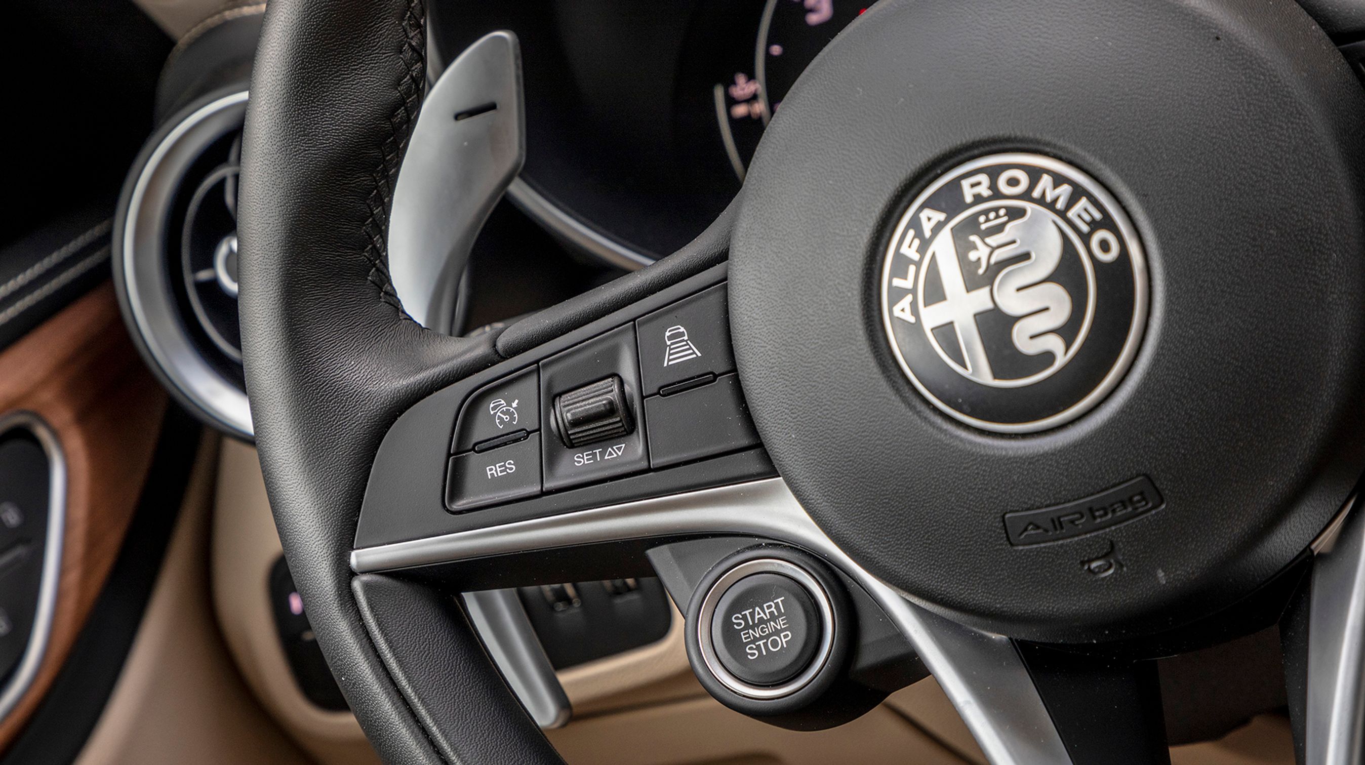 Startknappen sidder i rattet som på en Ferrari.