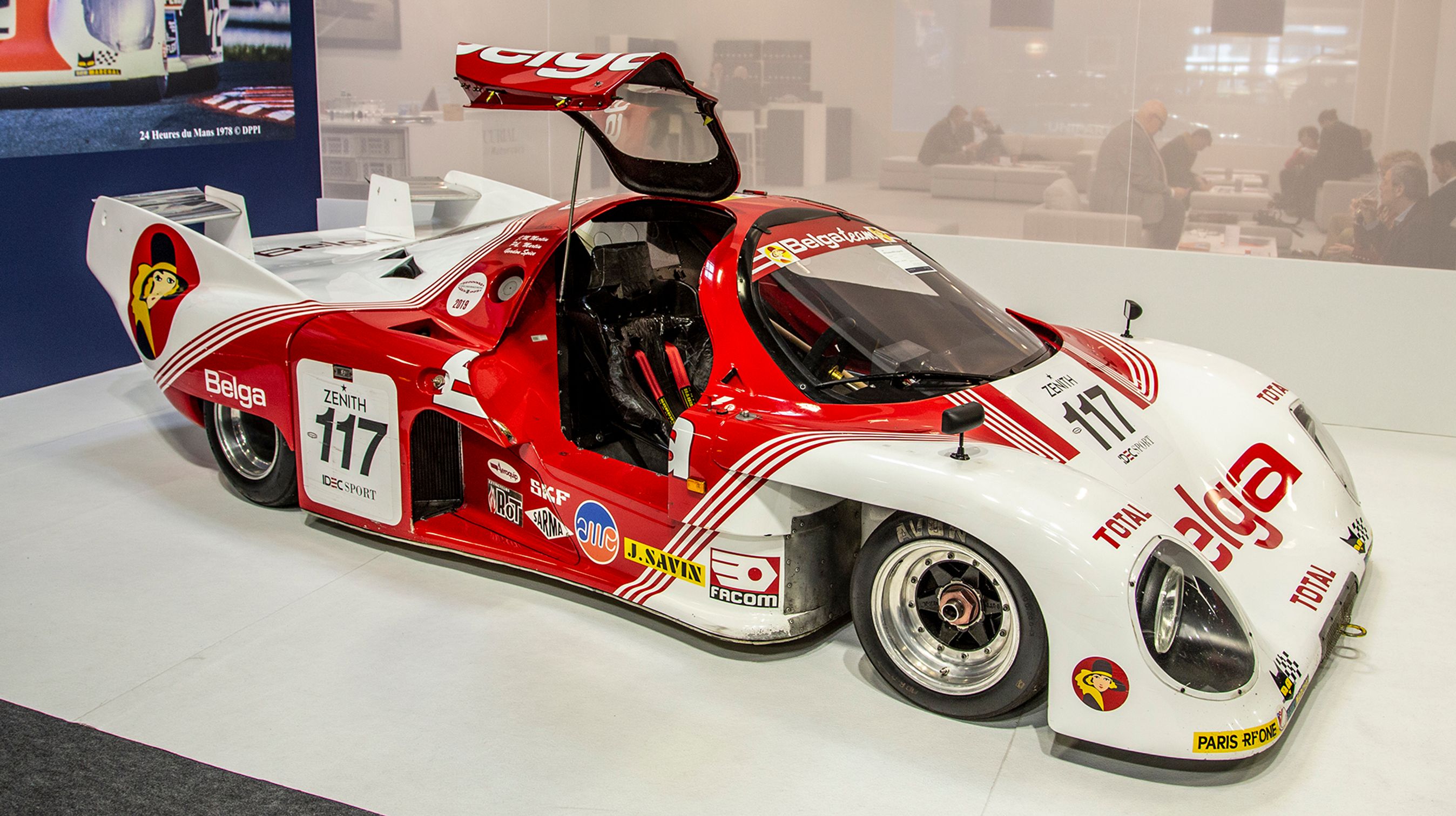 Auktionsfirmaet Artcurial er et fast indslag på Rétromobile med en stort anlagt auktion på selve udstillingen. Et af årets højdepunkter var denne Rondeau Le Mans-racer, som er den bil, der har deltaget flest gange i den franske klassiker.