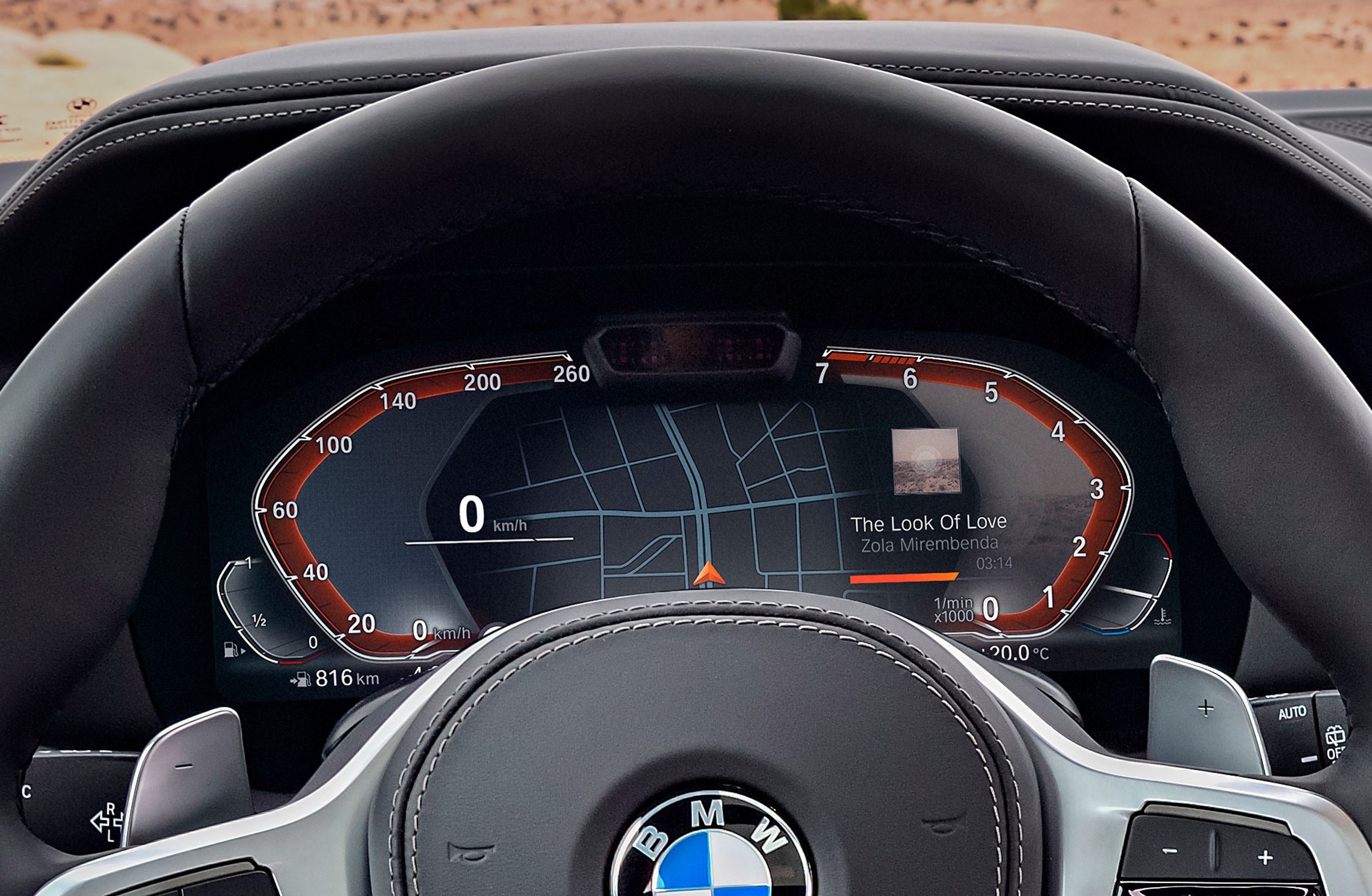 Instrumenthuset er digitalt. Her med en lidt alternativ udformning af speedometer og omdrejningstæller.