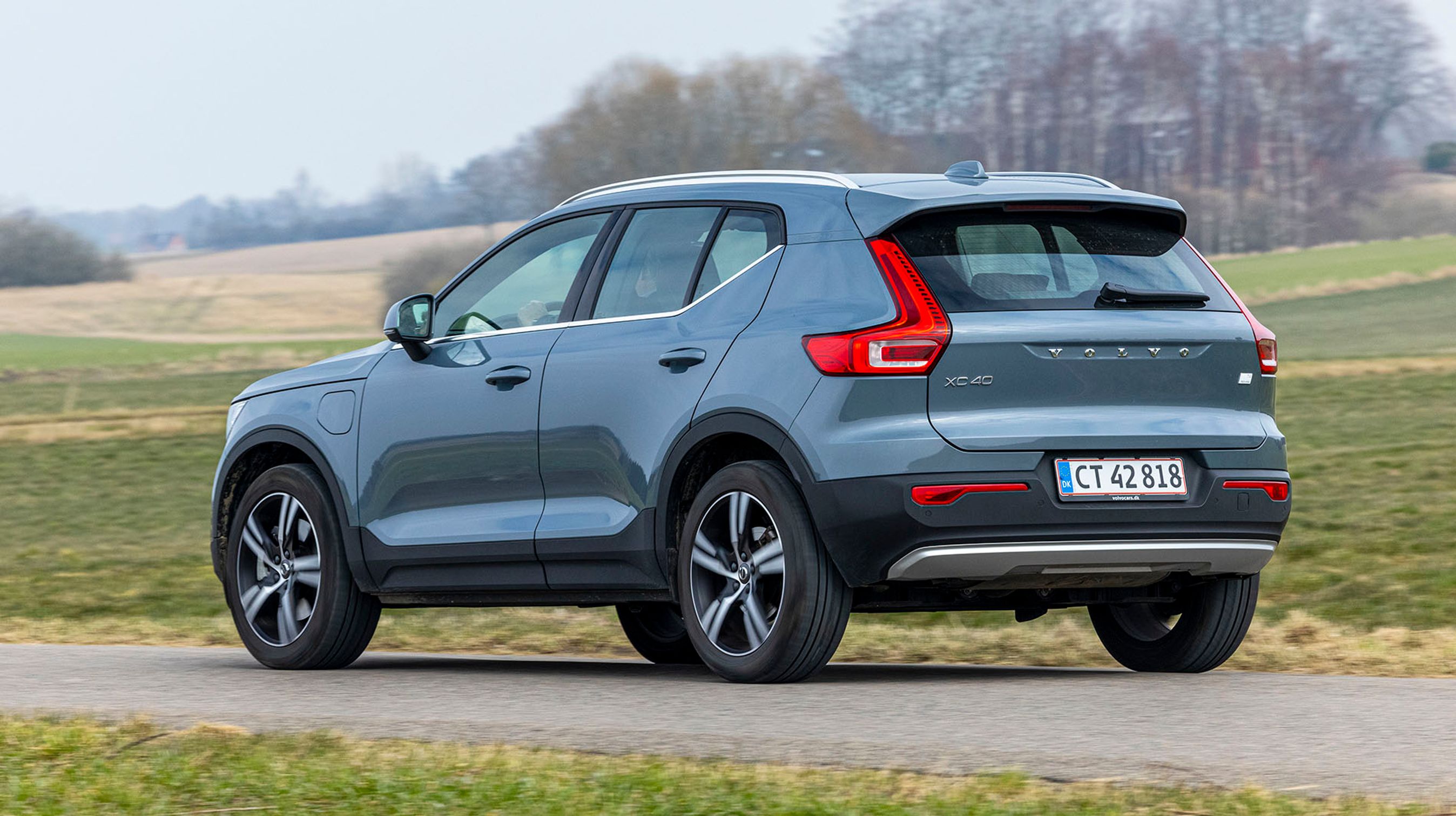 Volvo XC40 er blevet en af de mest populære SUV’er, efter at den nu fås som plugin-hybrid. Den testede udgave er den „lille“ med en benzinmotor med 129 hk, mens den store yder 180 hk. I begge tilfælde plus effekten fra elmotoren.