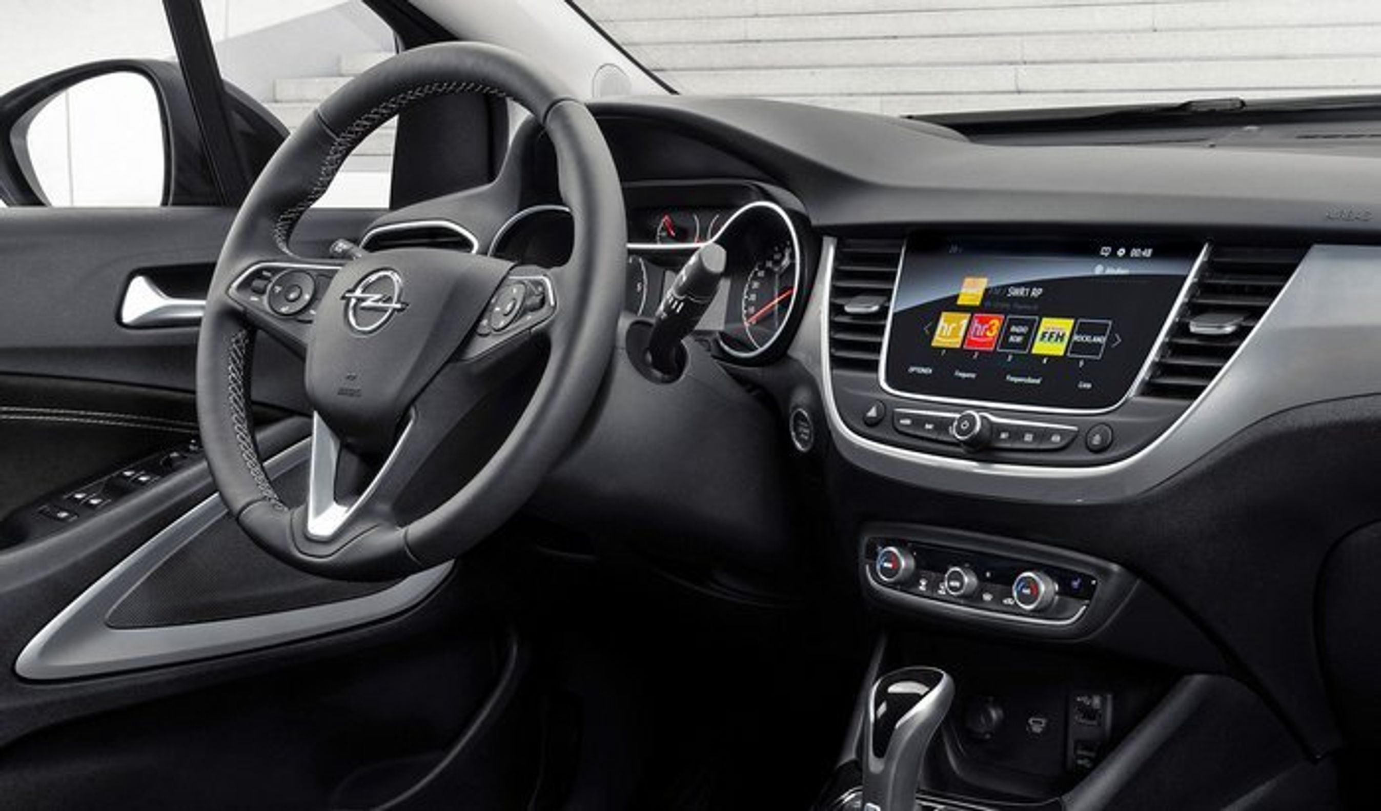 Crossland fås med Multimedia op til denne otte tommer skærm med navigation samt Apple Carplay og Android Auto. Desuden fås Intelligrip, som er en slags fattigmands-firehjulstræk.traction control nu også i Crossland