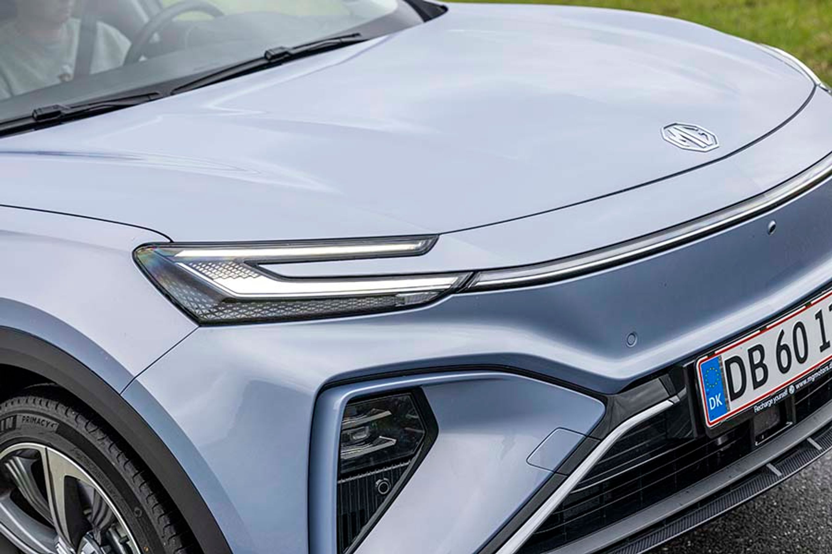 Det store MG-logo på kølerhjelmen er magen til det, vi husker fra de oprindelige britiske MG-biler fra sidste årtusinde. Nu produceres bilerne i Kina af den store BAIC-koncern.