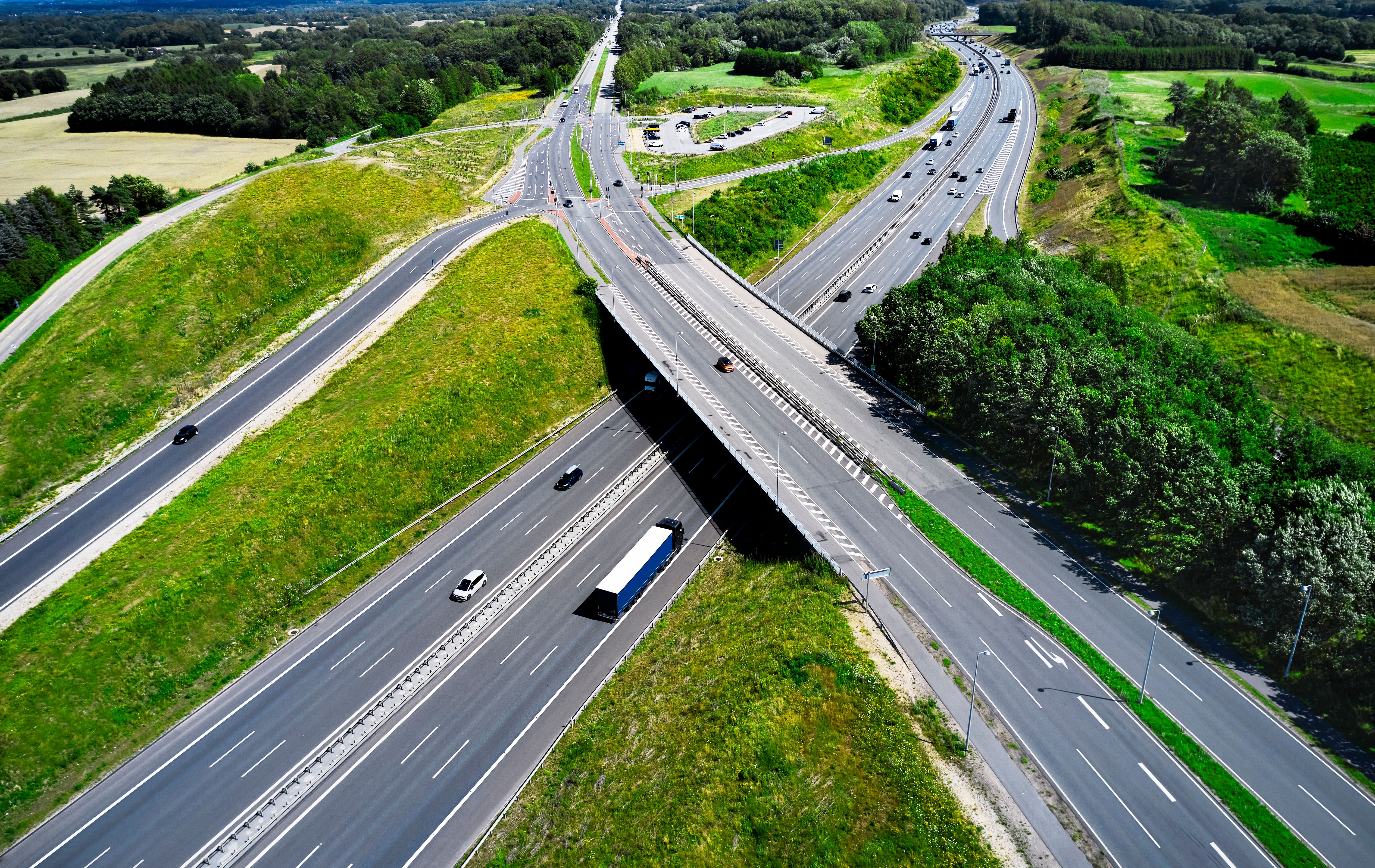 Biler kører på motorvej set oppefra