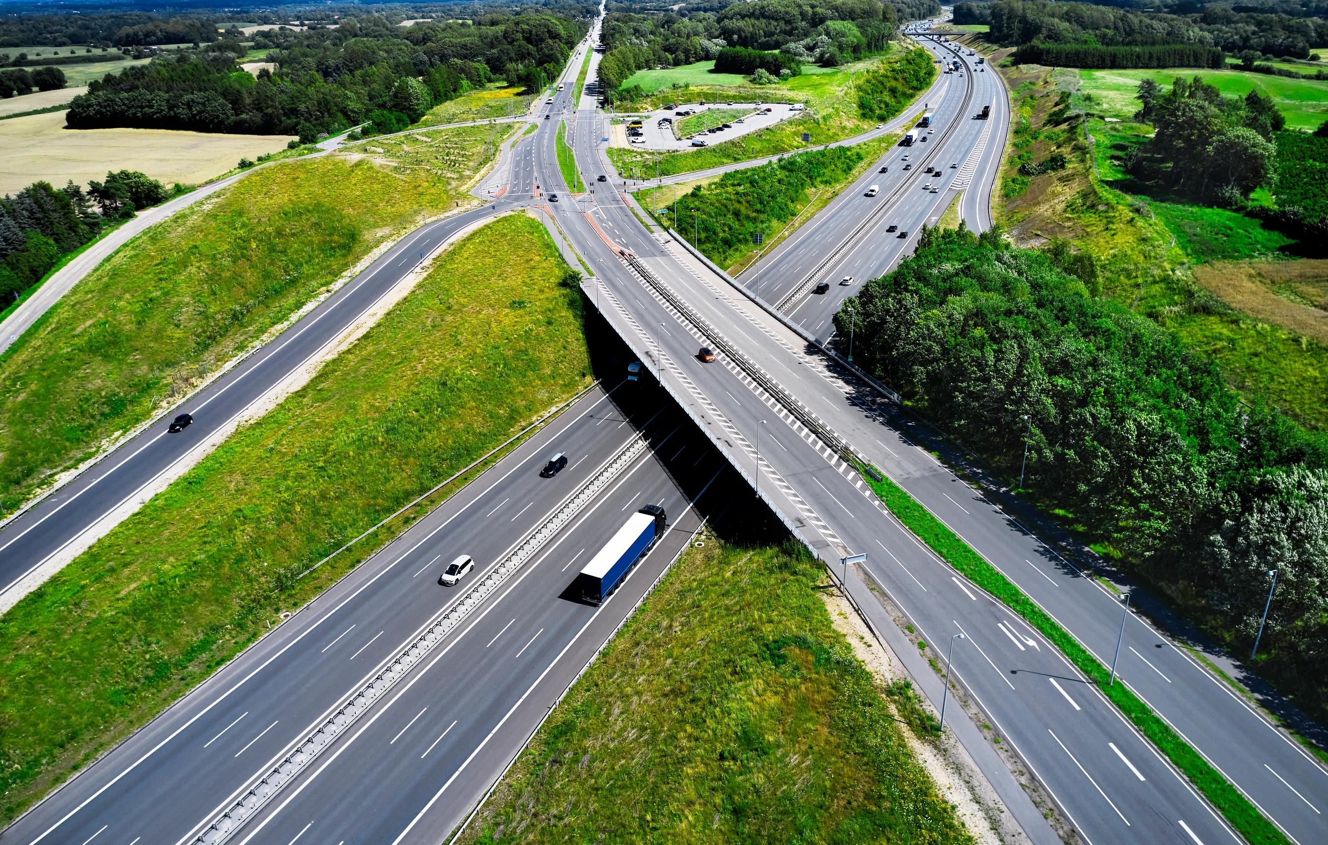 Biler kører på motorvej set oppefra