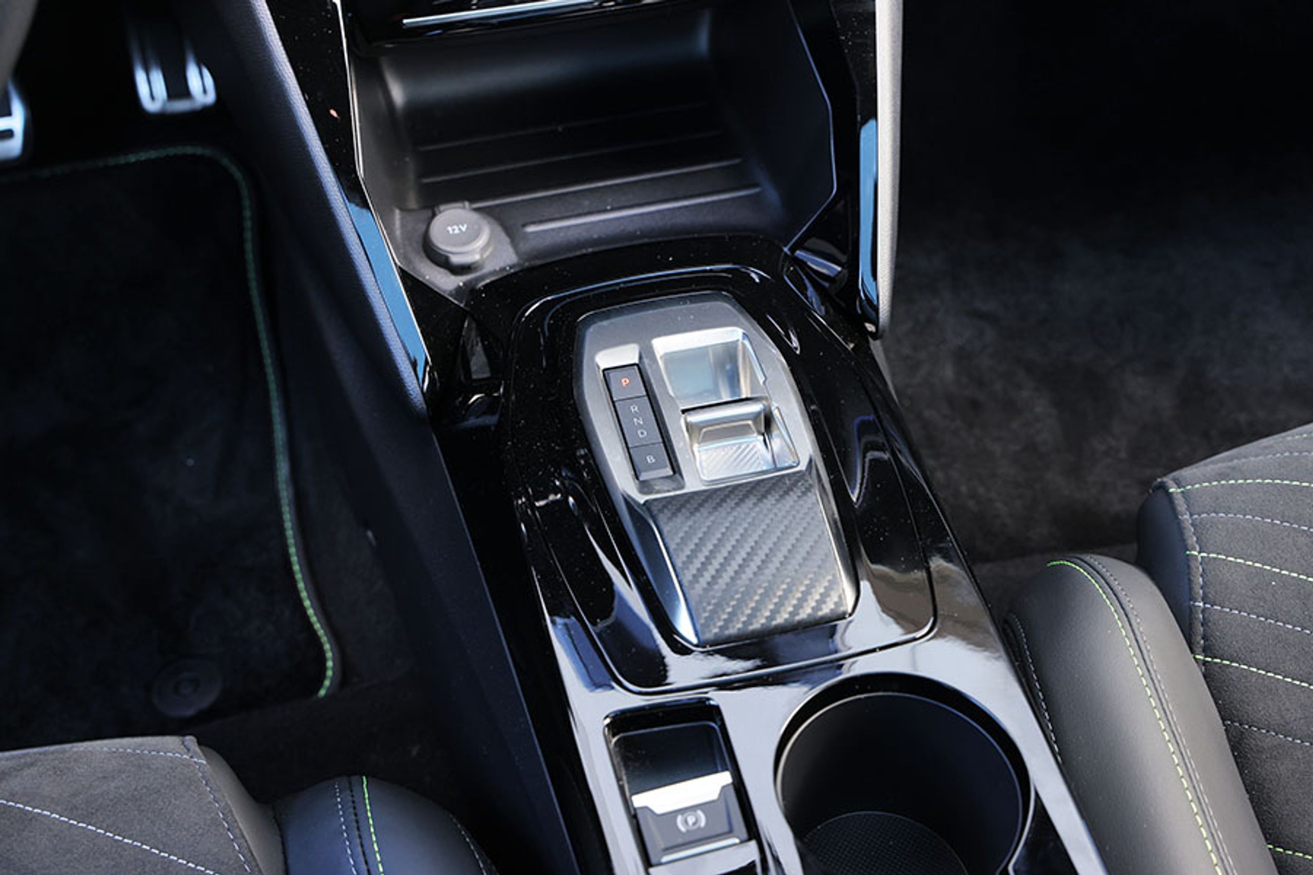 Gearvælgeren er placeret mellem forsæderne og er let at betjene. Dog skal du finde en lille knap til at aktivere P-funktionen. Alternativt kan du vælge at slukke bilen på startknappen. 