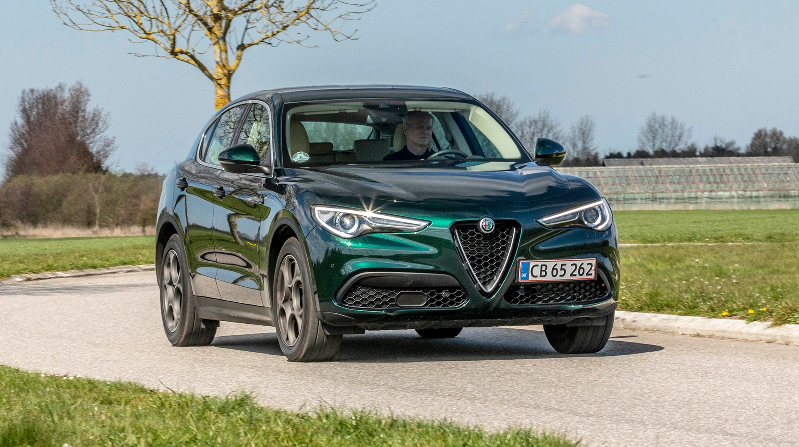 Alfa Romeo Stelvio set forfra