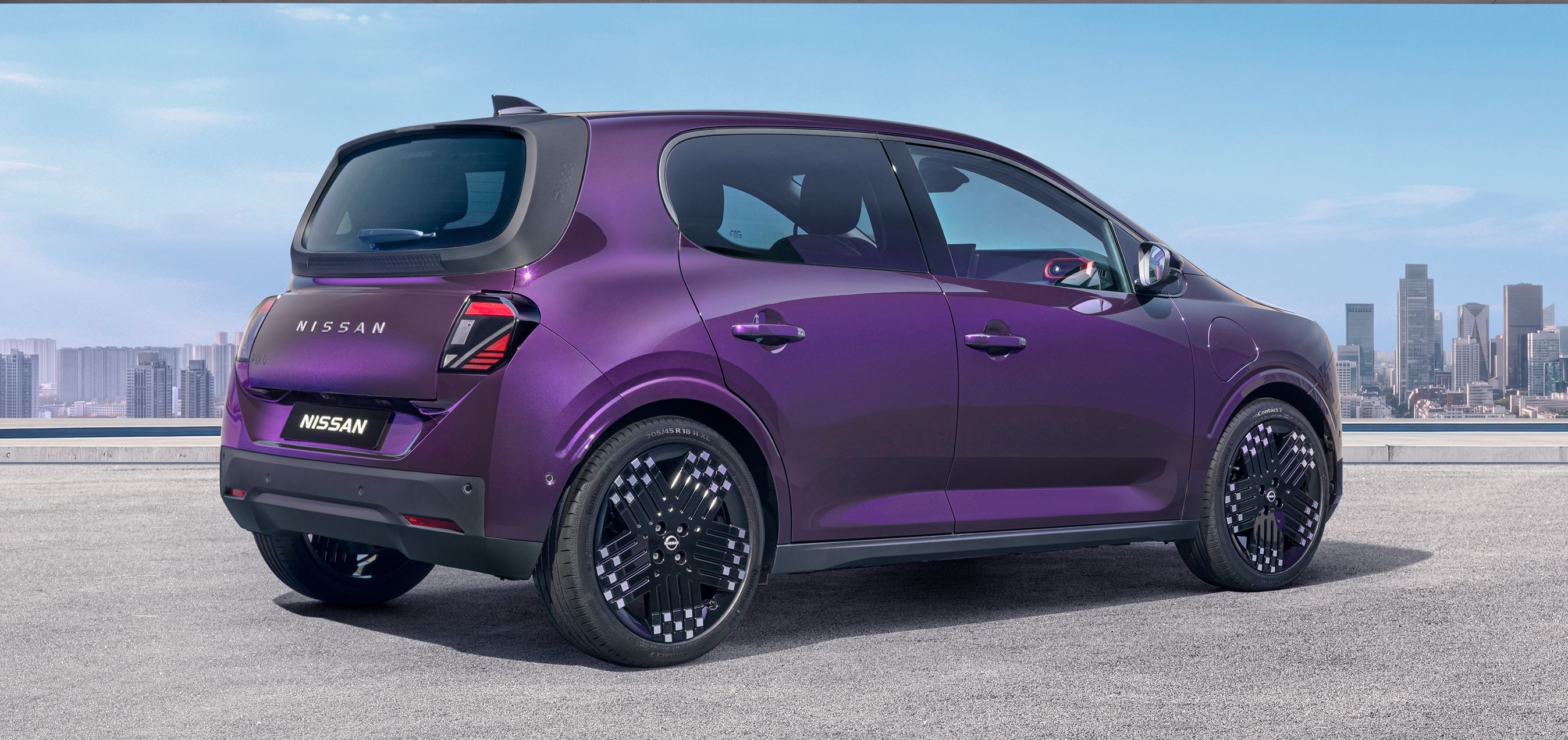 Lilla Nissan Pixo skråt bagfra.
