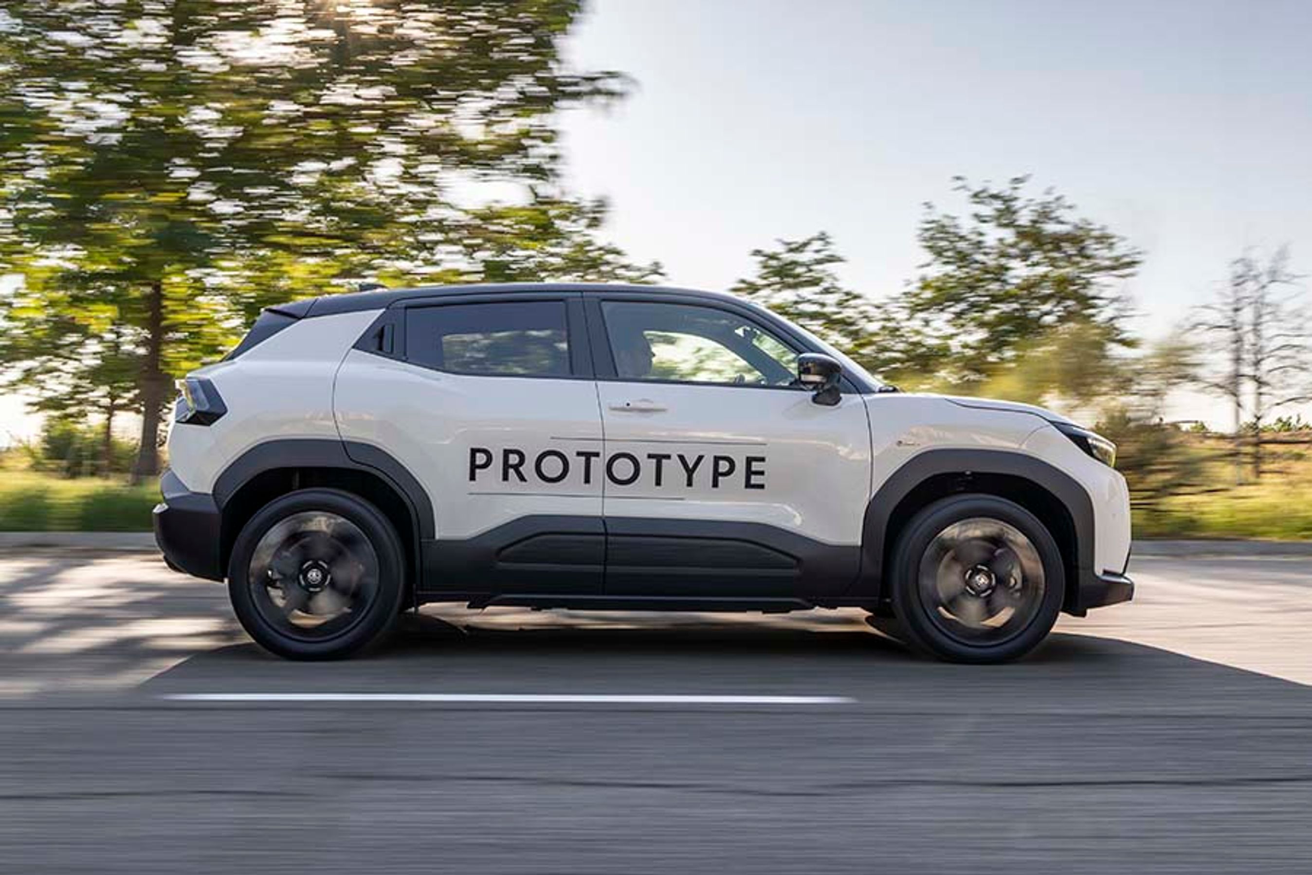 Med en længde på 4,28 meter er Urban Cruiser sammenlignelig med Yaris Cross, men akselafstanden er med sine 2,7 meter hele 14 cm længere, og det medfører meget bedre pladsforhold i bilen.