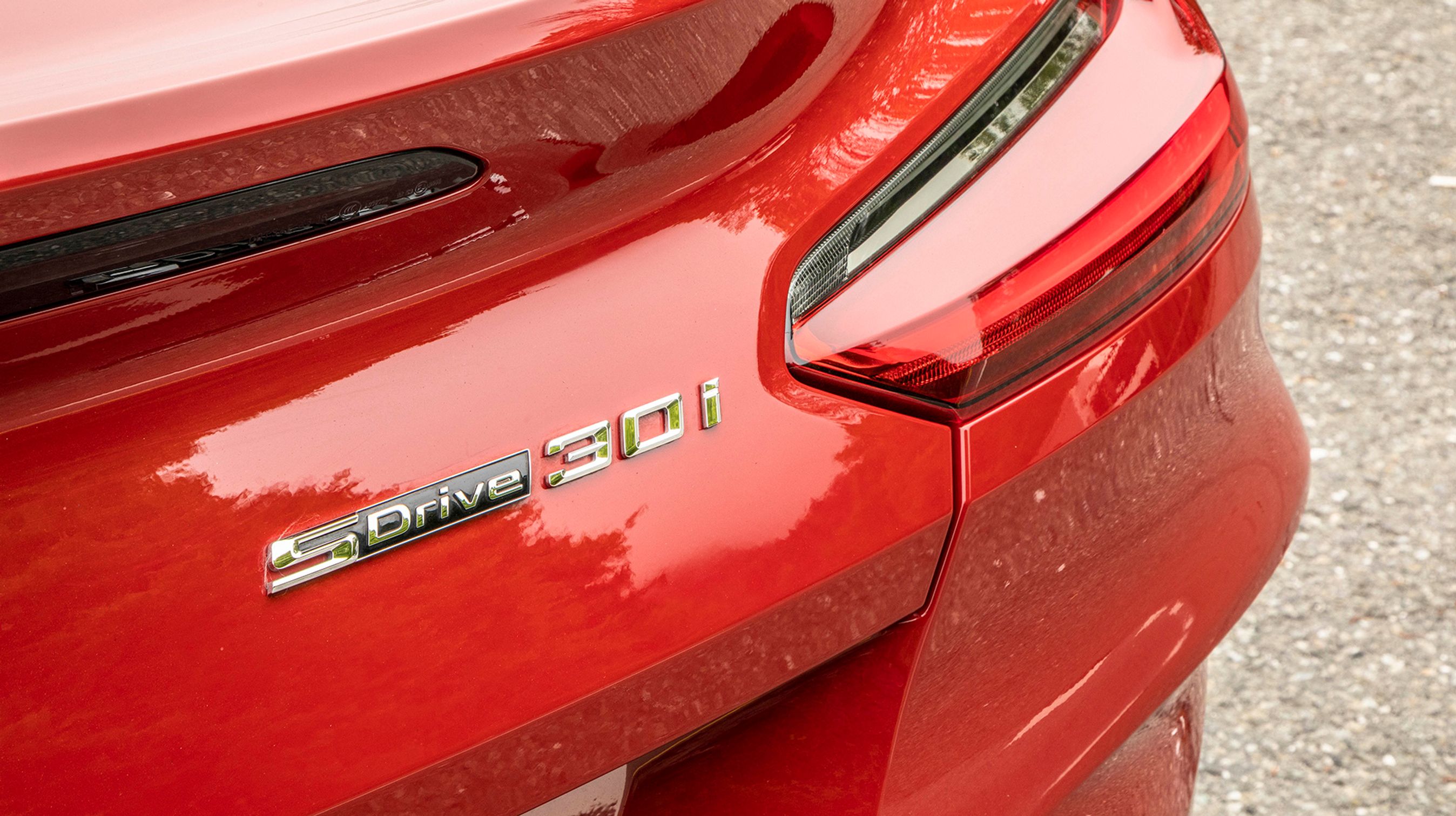 sDrive betyder, at der kun er træk på baghjulene. 30i angiver effekten på toliters motoren, der er på 258 hk og sender Z4 til 100 km/t. på blot 5,4 sekunder.