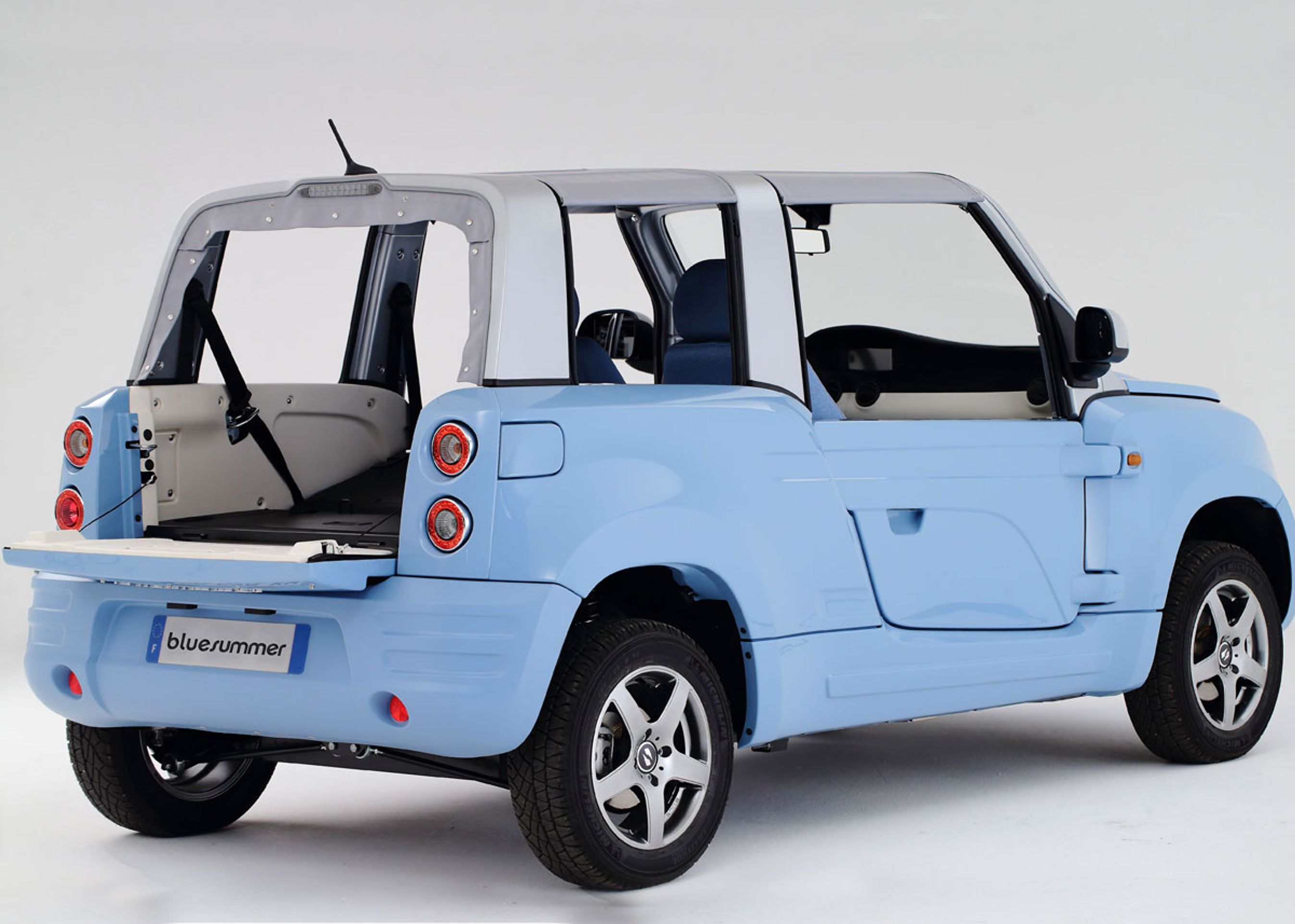 Blue Summer er en delvis åben, firepersoners elbil. Foto: Bolloré