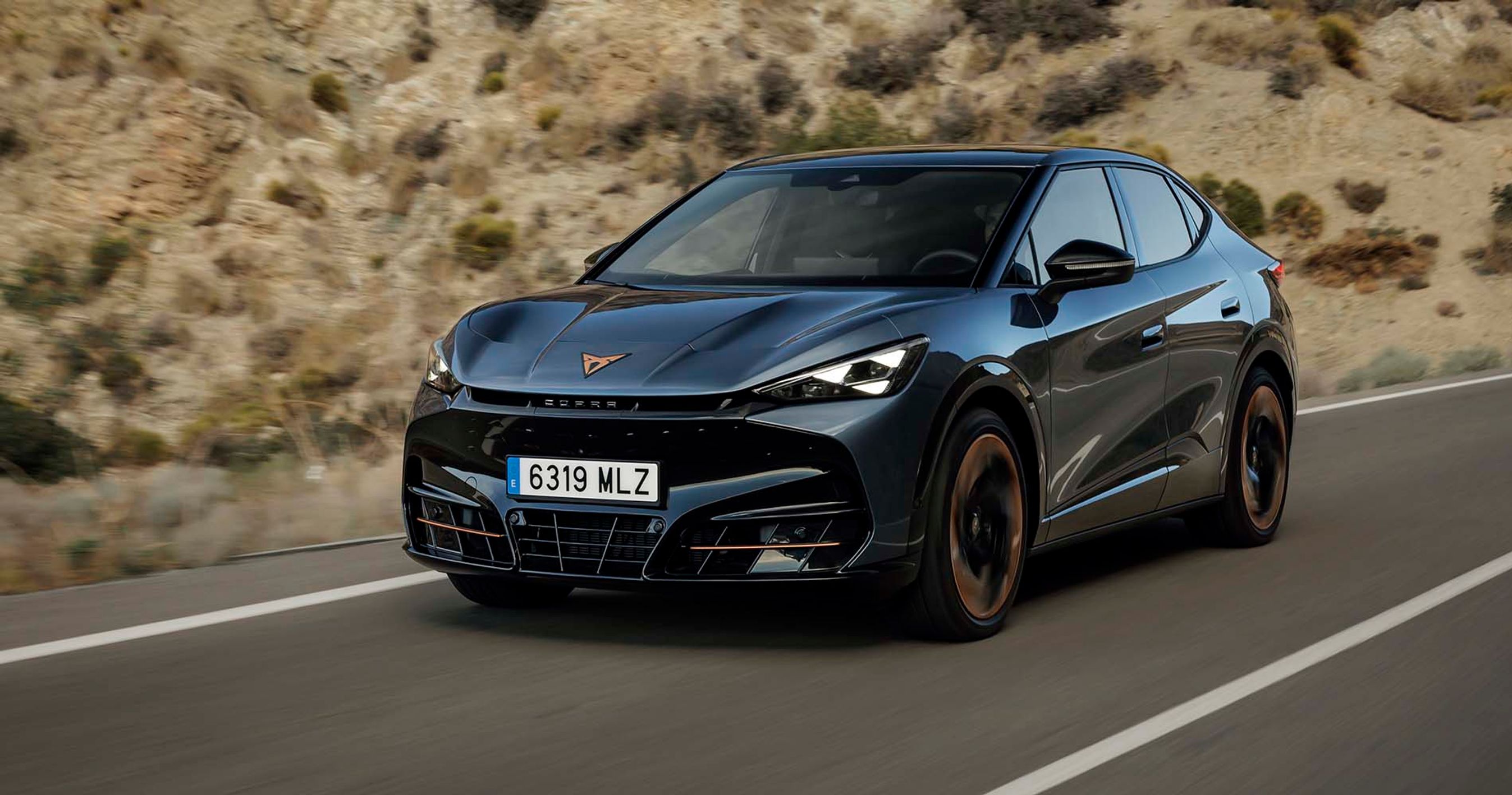 Cupra Tavascan kører på en bjergvej