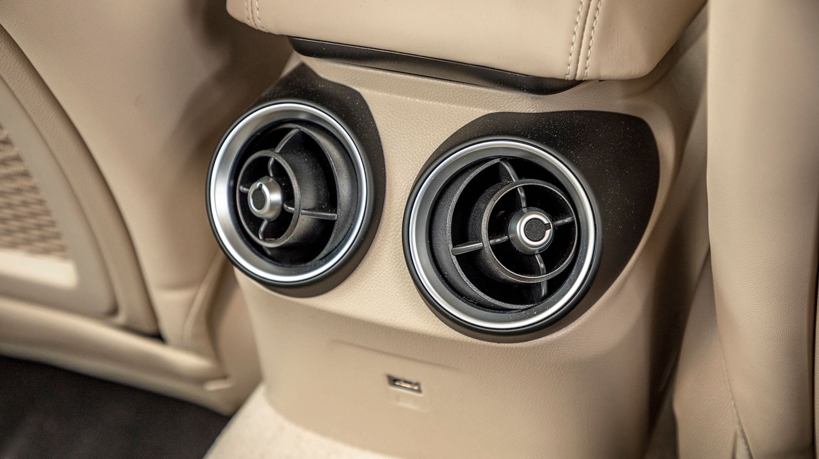 Der er friskluftdyser til passagererne på bagsædet.