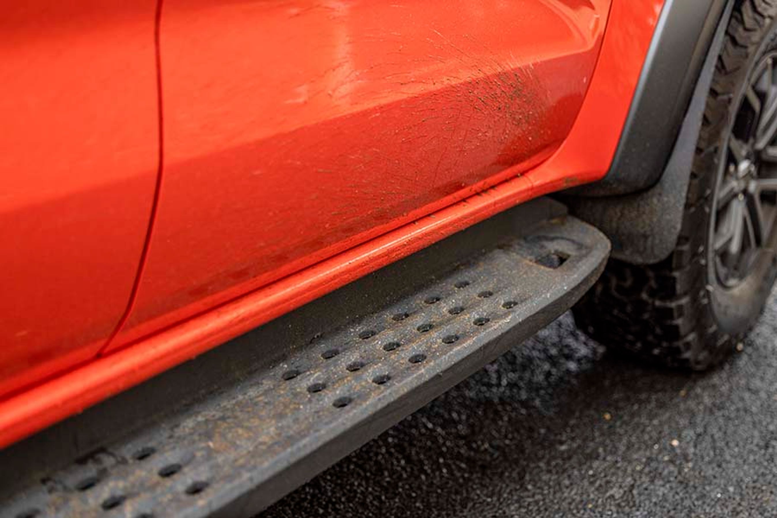 De store trinbrætter langs bilen kan være praktiske for kortbenede, når man skal ind og ud af bilen. Men de er samtidig kilde til tilsmudsning af bukserne, når man stiger ind og ud af en beskidt bil.