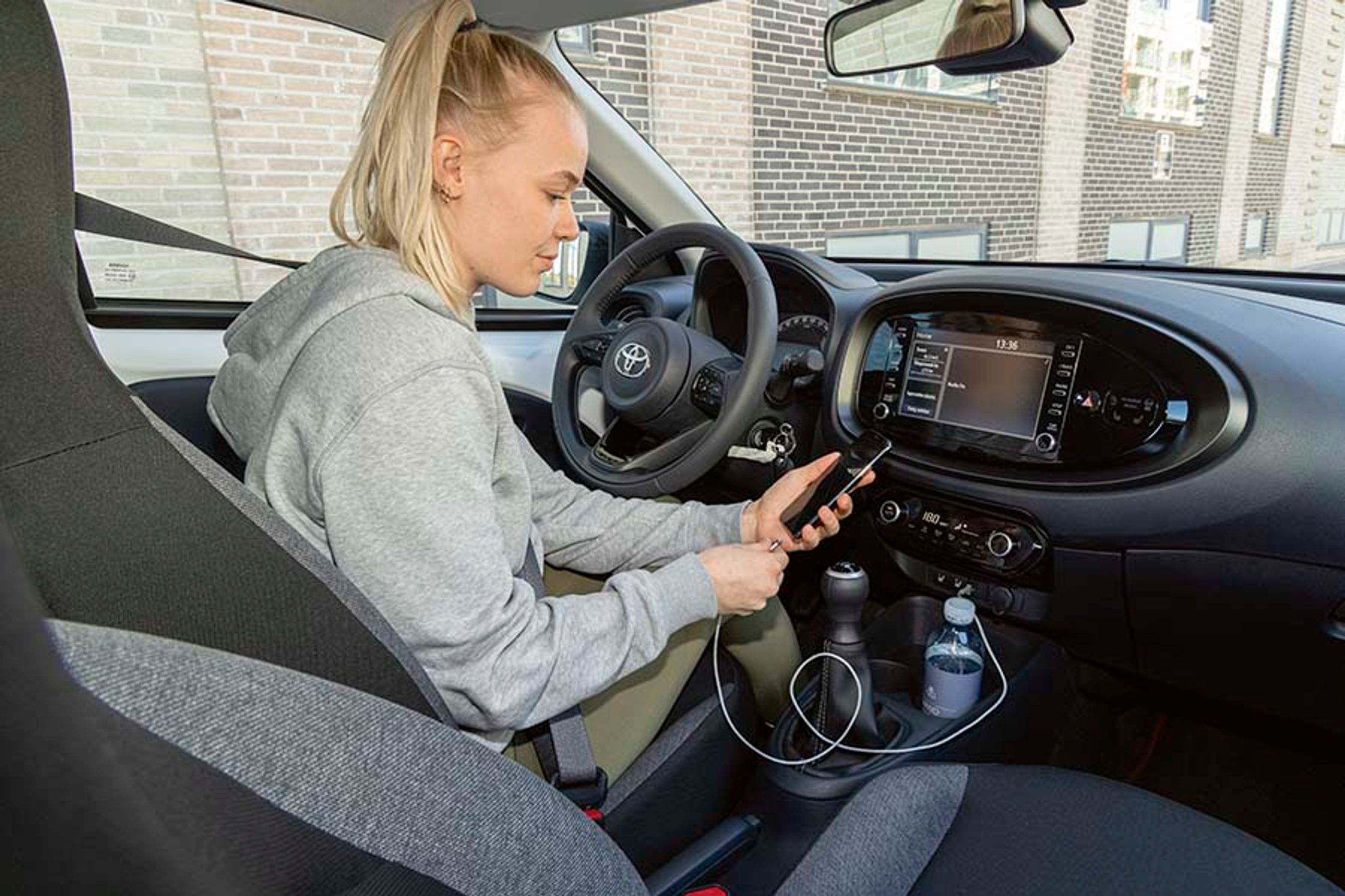 En 8"-multimedieskærm er standard. Man kan koble mobilen op med et kabel, så man kan bruge Apple CarPlay eller Android Auto.