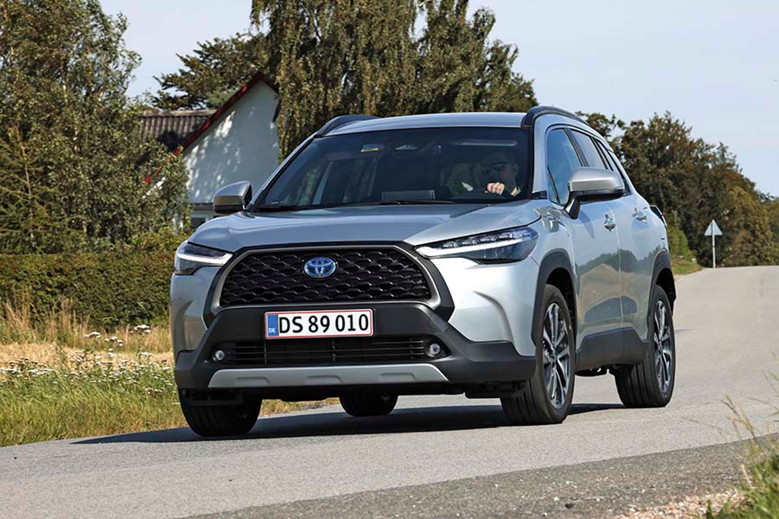 Toyota Corolla Cross er en ret høj hybridbil med god plads ved forsæderne og i bagagerummet, mens bagsædepladsen ikke imponerer i samme grad.