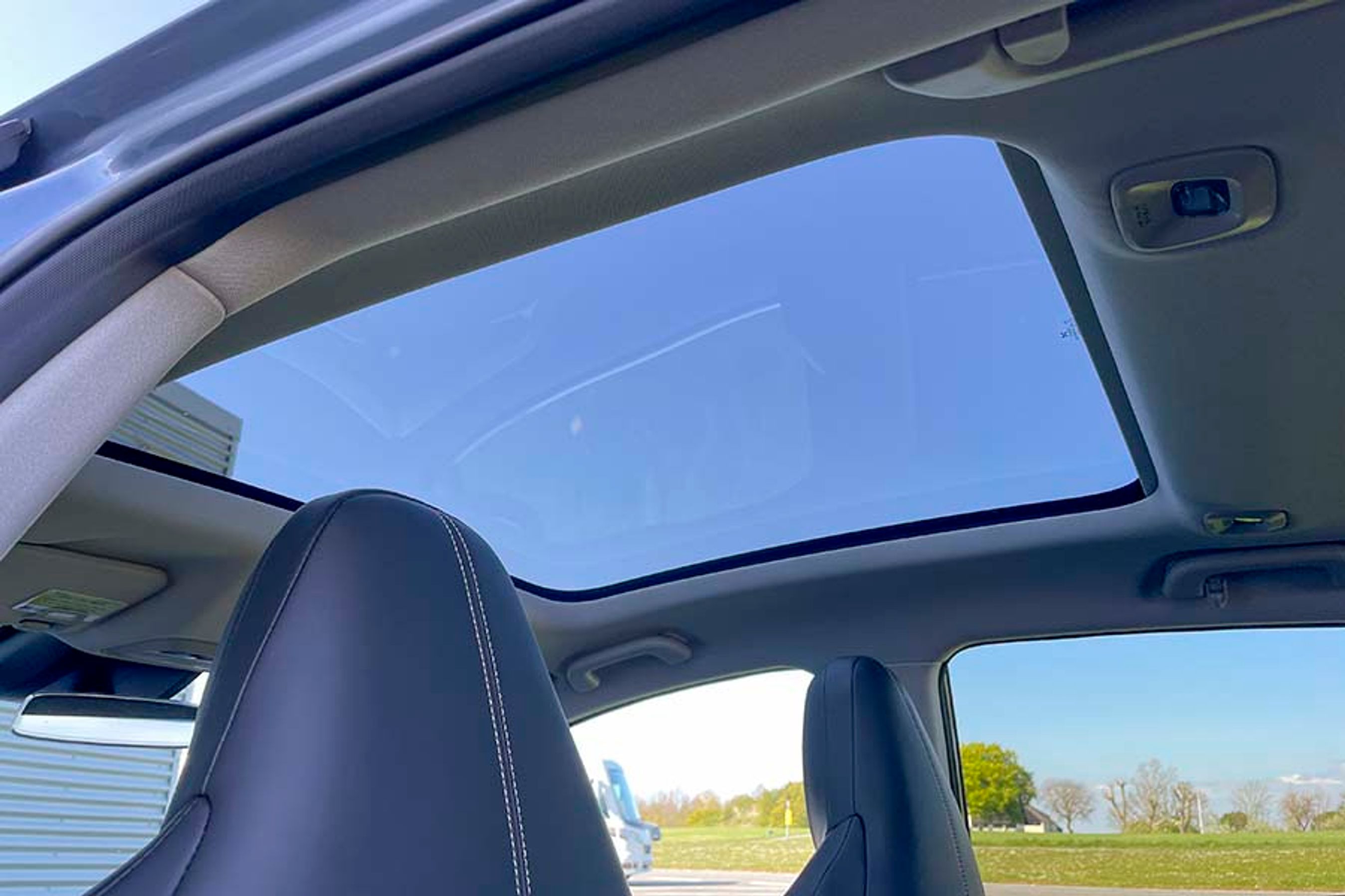 Glastaget er standard, men det kan ikke åbnes. Man kan køre en solafskærmning frem under taget, så solen ikke generer.