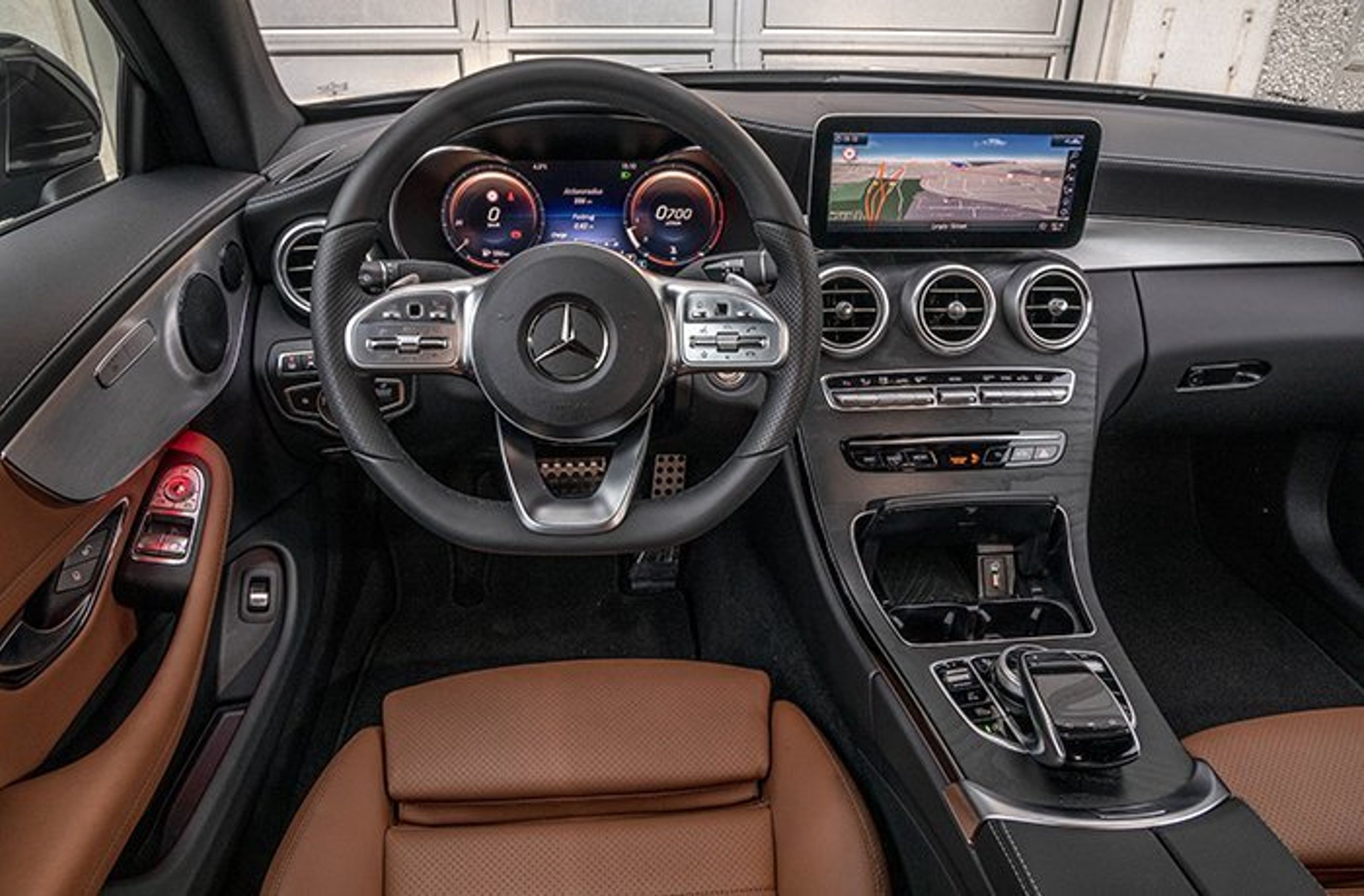 Kabinen i Mercedes C-klasse er fyldt med læder og teknik