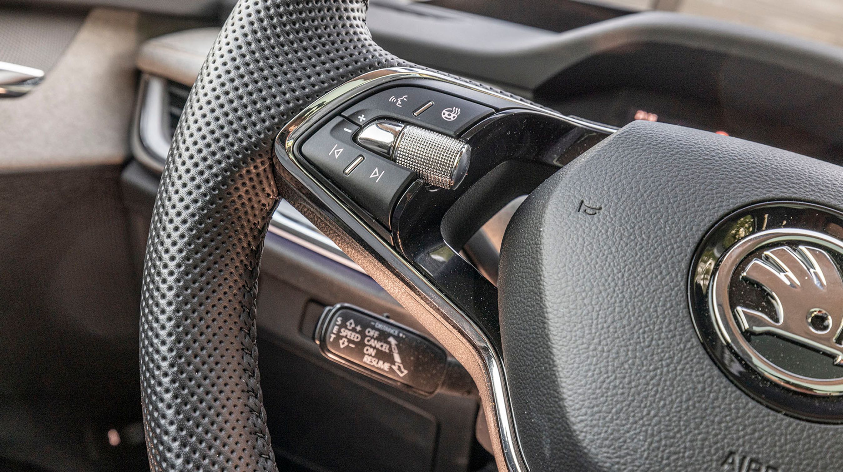 Ratvarme og stemmestyring aktiveres på rattet. Den sølvfarvede drejeknap styrer volumen og knapperne nedenunder kan bruges til at skifte sang. 