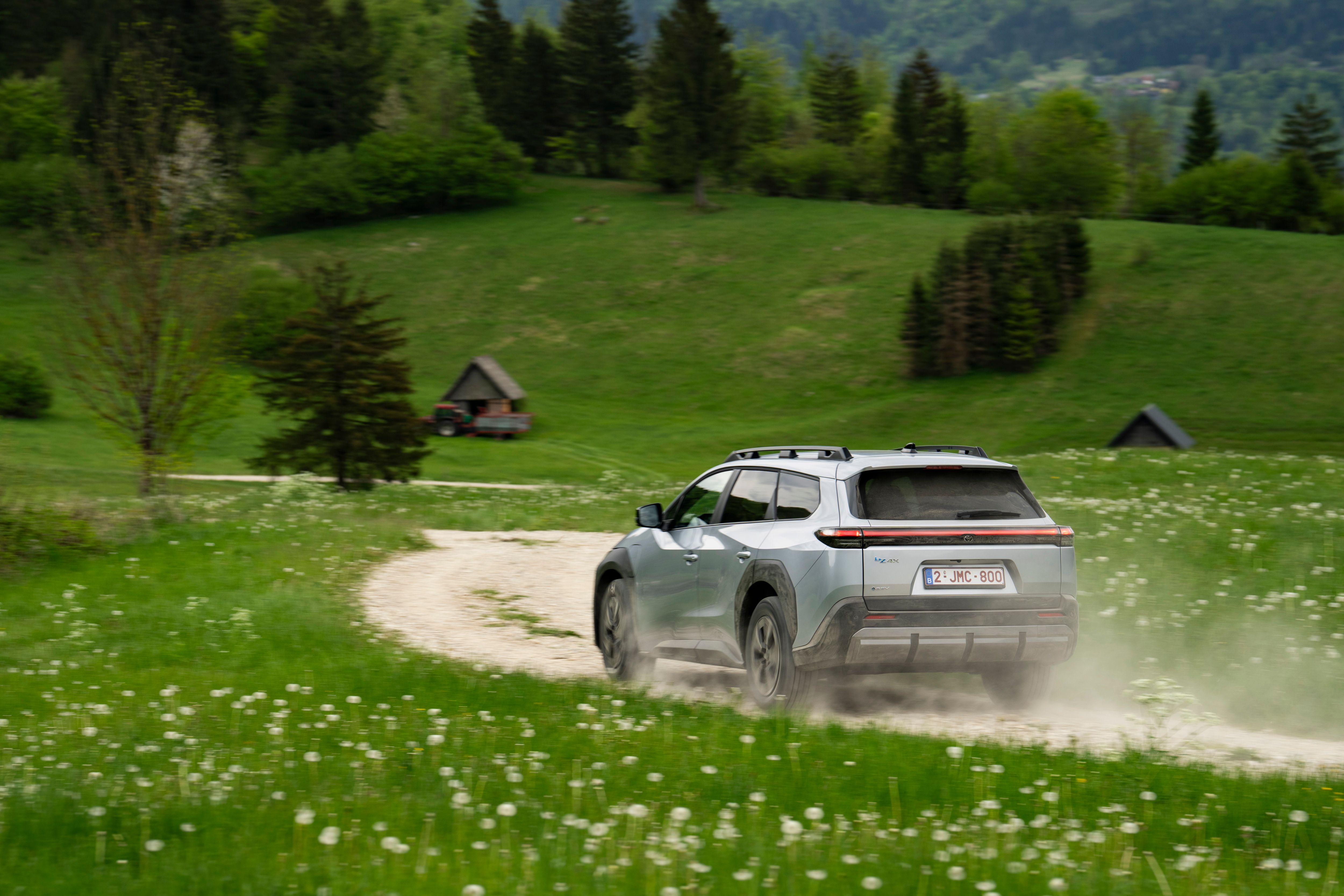 Toyota bZ4X Touring set bagfra, mens den kører på støvet grusvej