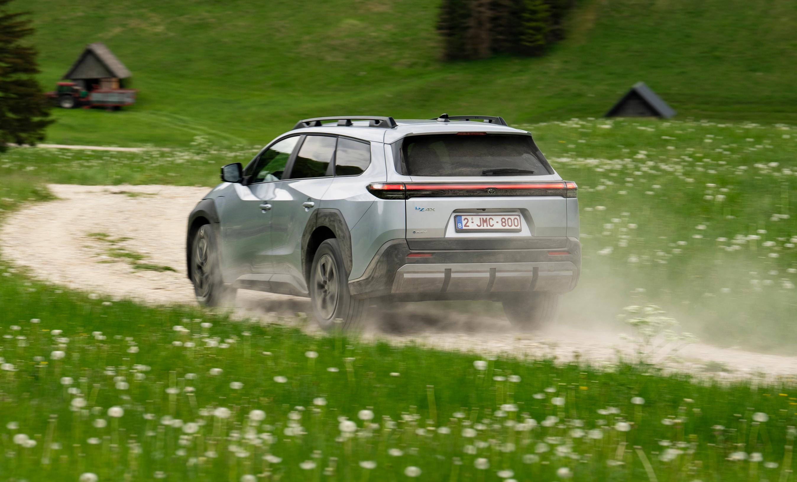 Toyota bZ4X Touring set bagfra, mens den kører på støvet grusvej