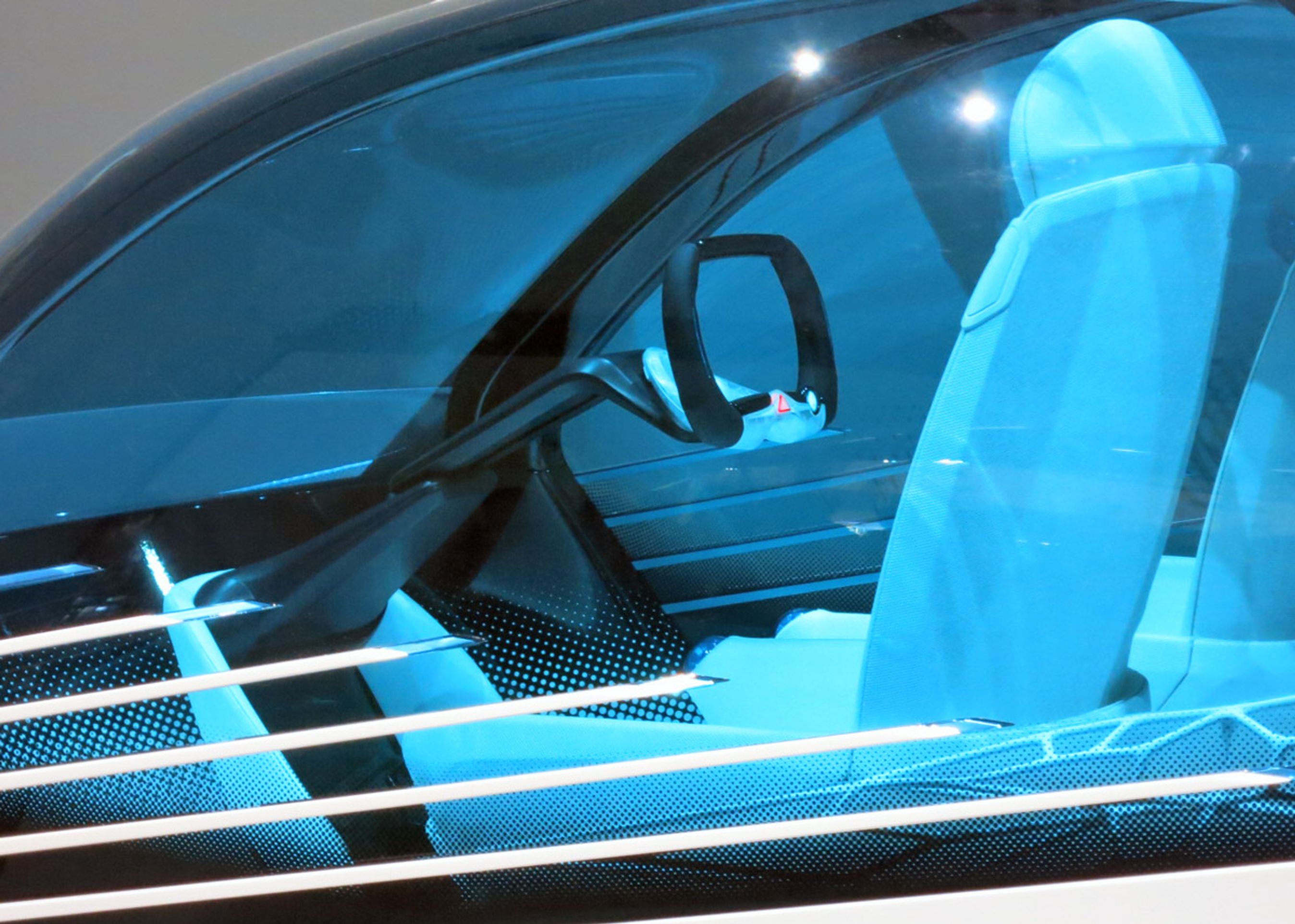 En stødabsorberende 3D-gitterkonstruktion gør det ud for sikkerhedszonen i karrosseriet, der dermed kan udformes som en stor glaskabine.