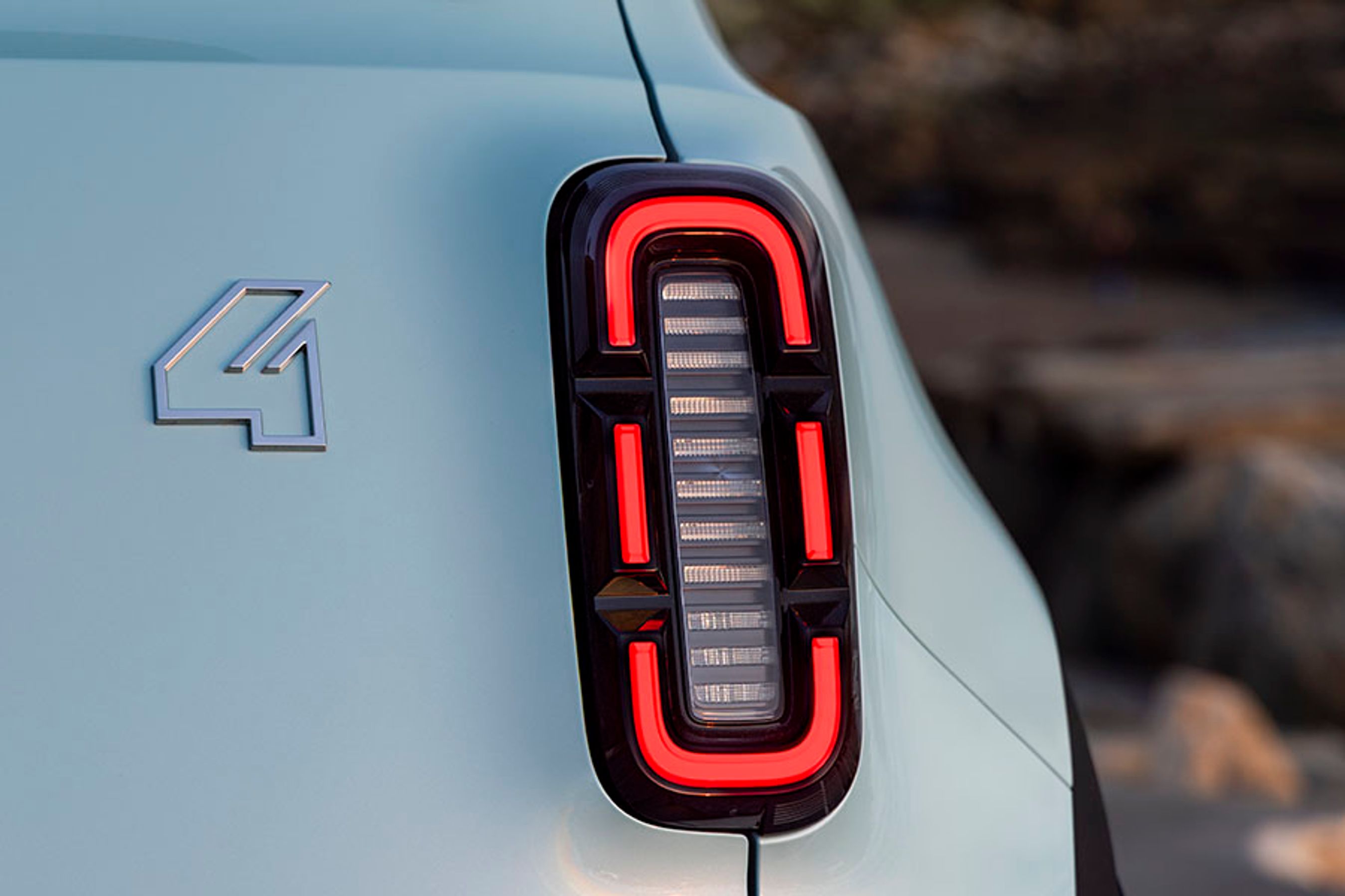 Et 4-tal på bagklappen fortæller historien om Renault 4, der er en ny og opdateret elbil med rødder i den Renault 4, der blev produceret i årene 1961 til 1992.