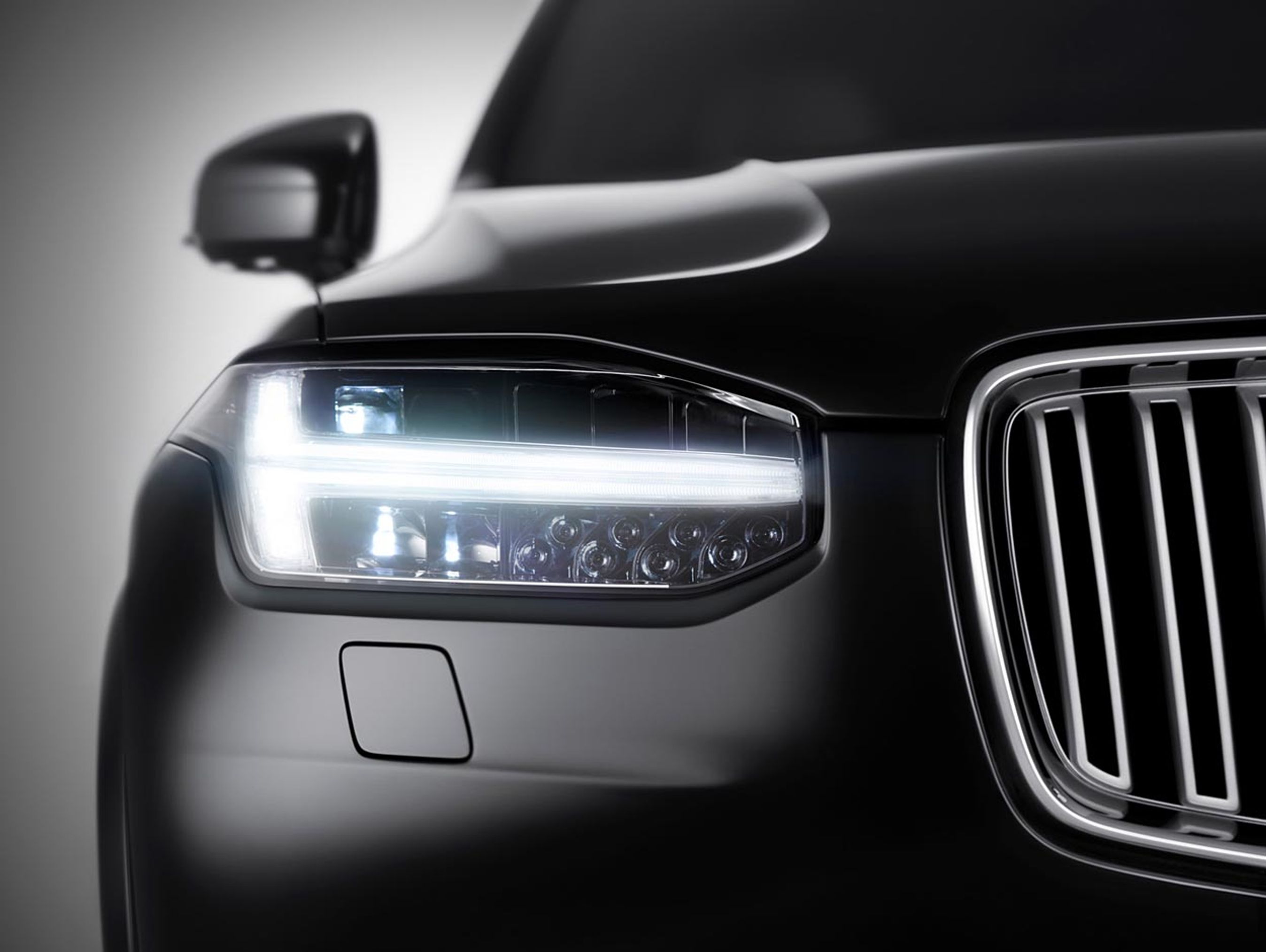 Fronten på den nye Volvo XC90 er kendetegnet af nye, T-formede kørelys. Designteamet kalder dem Thor’s hammer grundet formen.