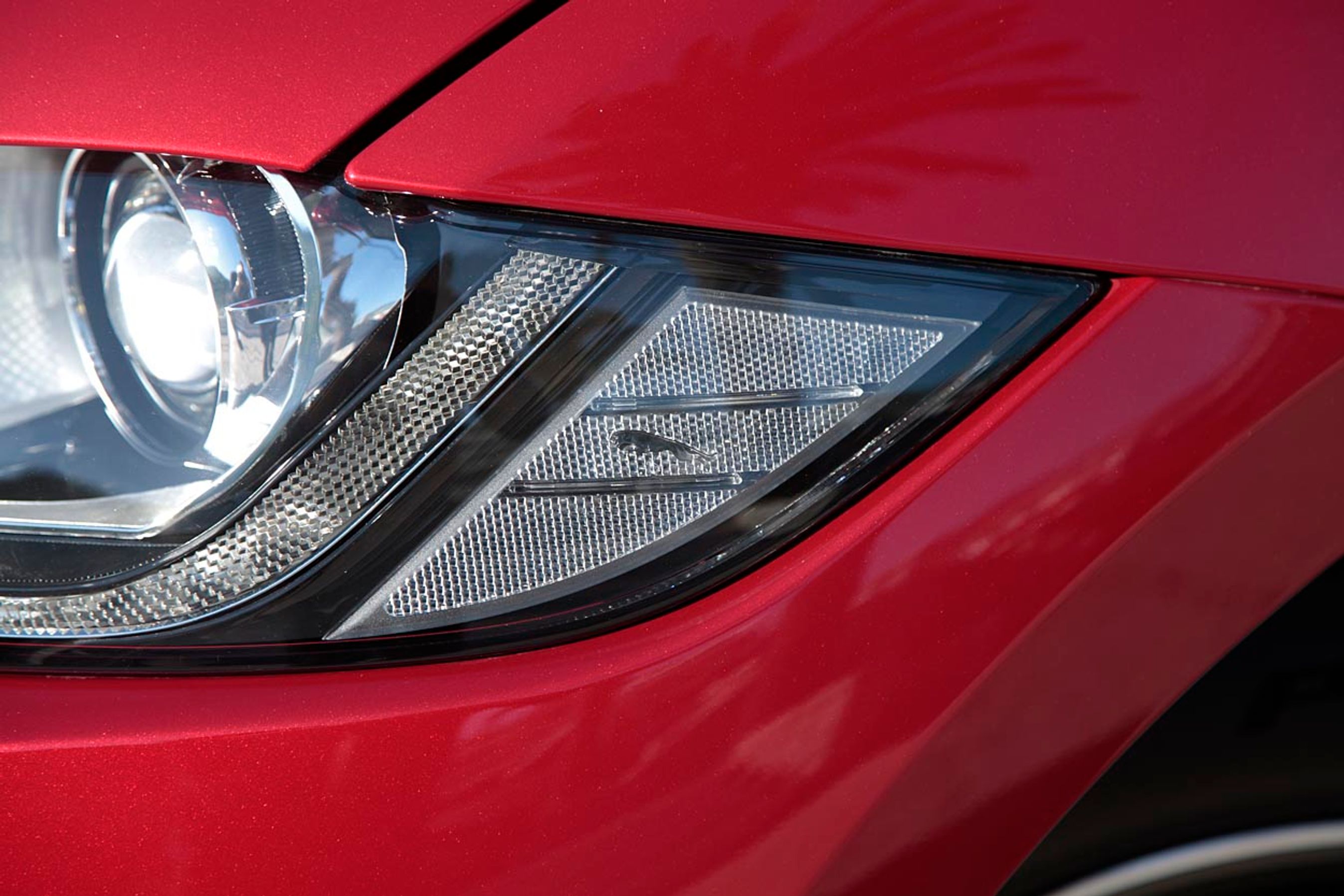 Cool detalje: Jaguars kattelogo er integreret i forlygten.