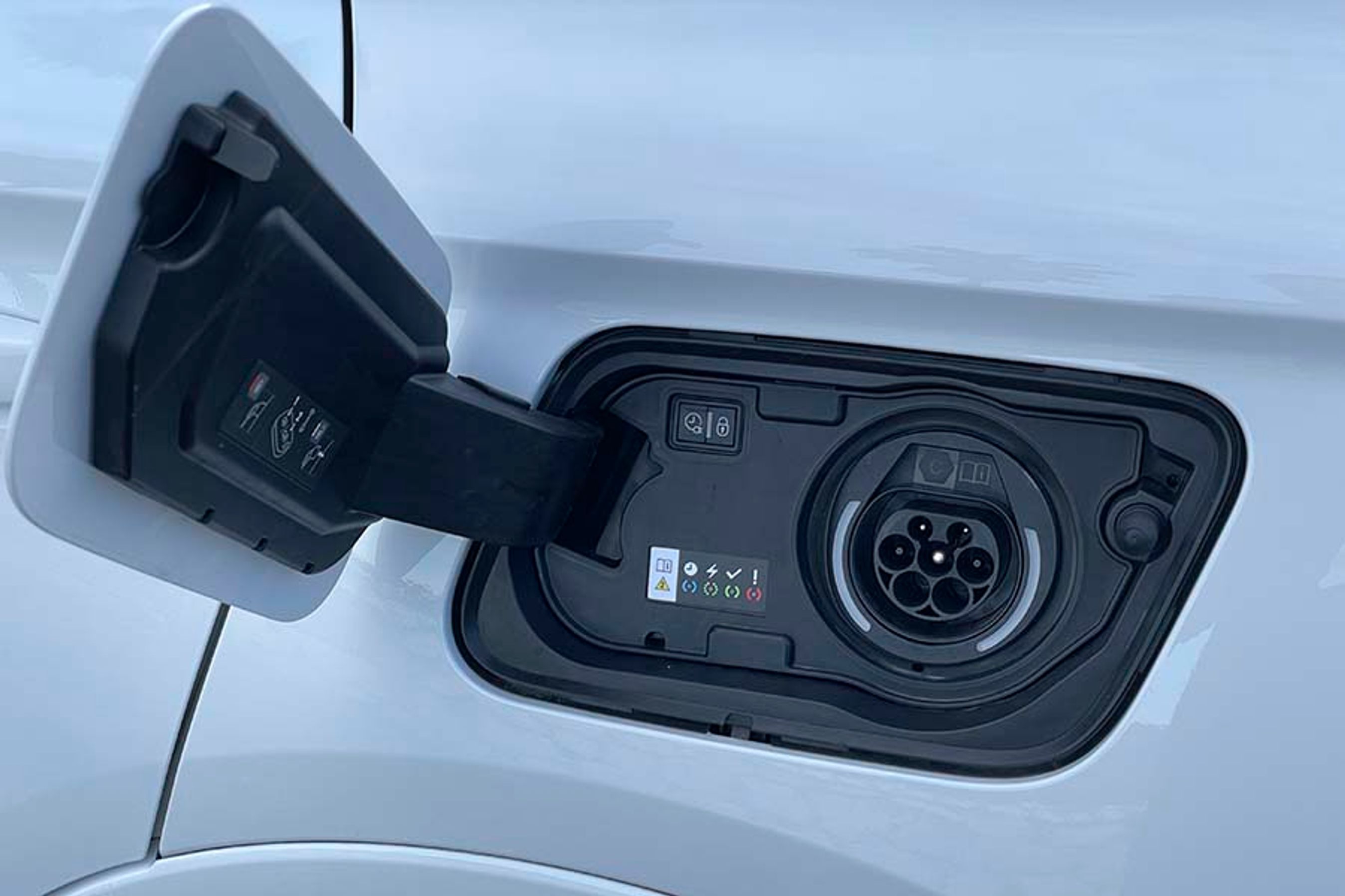 Vi ser fortsat mange plugin-hybrider, som kan lade på kun én fase. Det betyder, at en komplet opladning tager fire timer. Det kan godt nås i løbet af natten, men det havde været smart med tofaset opladning, så man hurtigere kunne forlænge den elektriske rækkevidde, når man holder i byen eller ved et supermarked. 