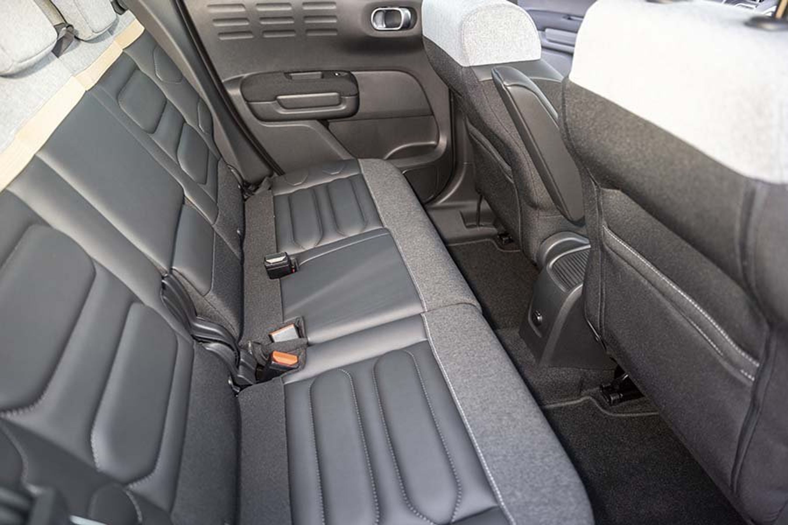 Bagsædet kan forskydes 15 cm i bilens længderetning, hvis du vil have et større bagagerum.