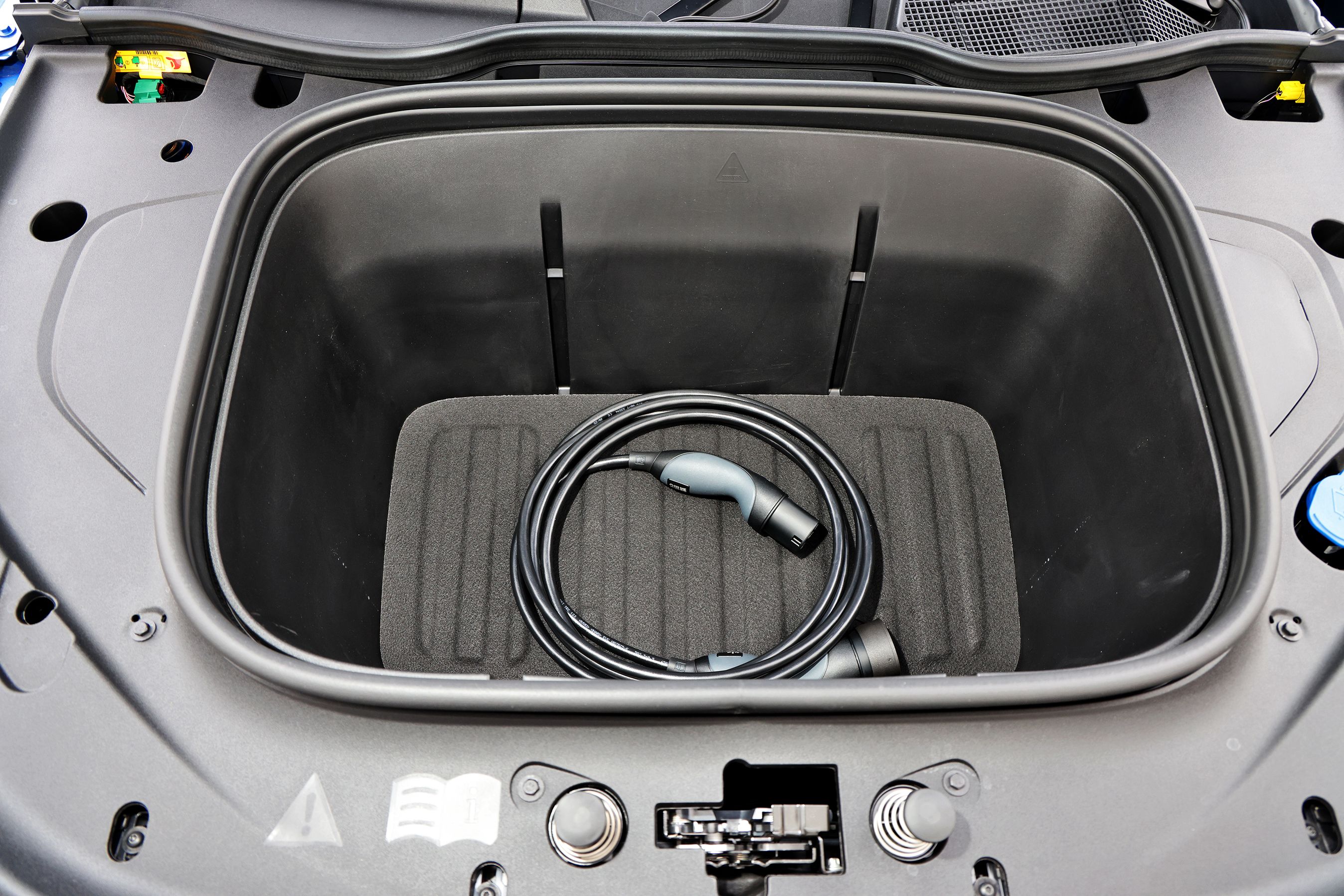 Frunk med ladekabel i en Mercedes-Benz GLB
