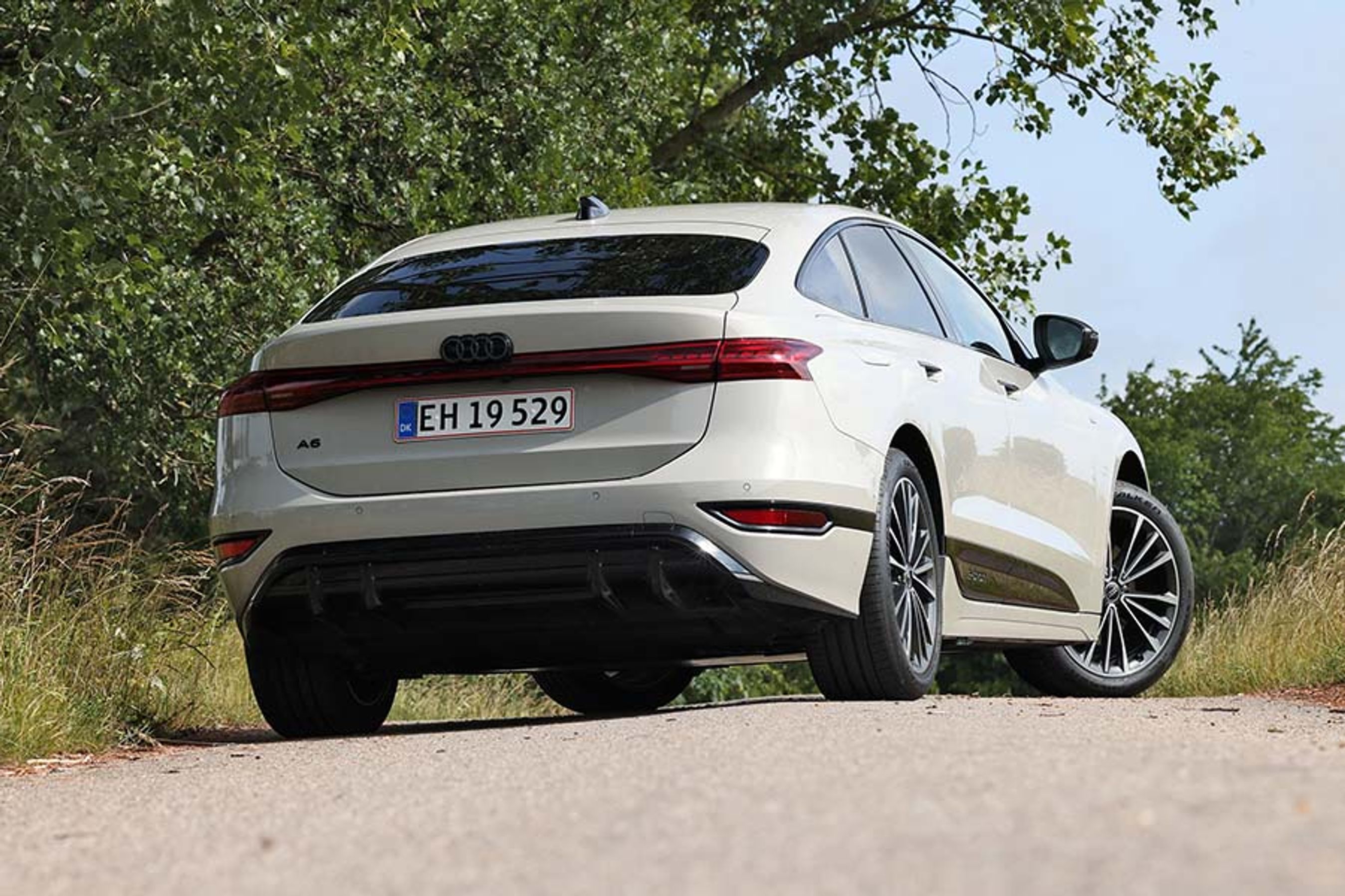Audi A6 e-tron Sportback set bagfra, mens den holder på landevej