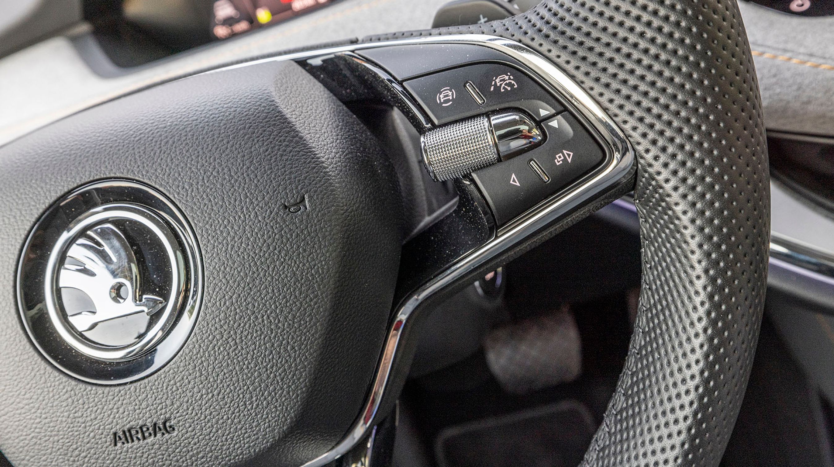 Du aktiverer fartpiloten på rattet, men selve hastigheden indstilles på en stilk bag rattet. Der er relativt få knapper på rattet, hvilket gør det nemmere at finde den rigtige knap. 