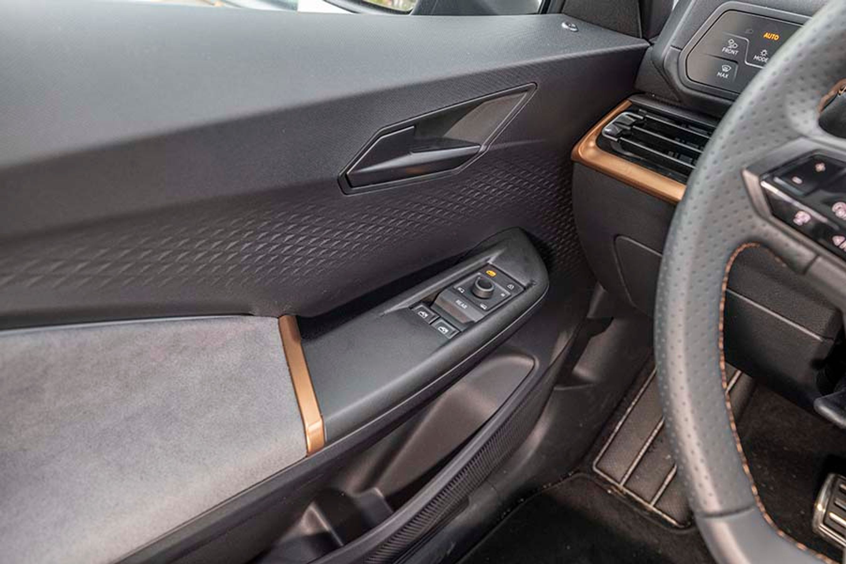 Der er flere lækre detaljer i dørsiderne. Det er her, fornemmelsen af luksus træder frem. Bemærk de kobberfarvede elementer på døren, ventilationsdyserne og stingene i rattet. Det er Cupras kendetegn.