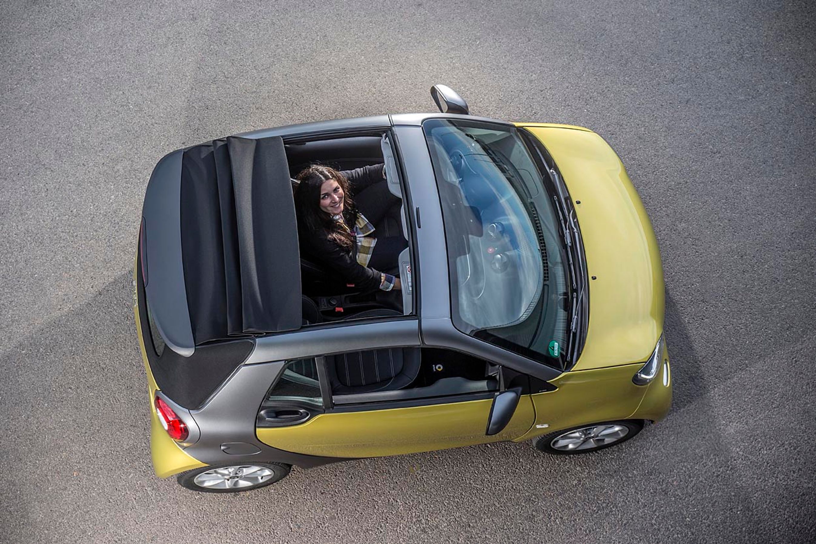 Stoftaget kan køres bagud ved tryk på en knap. Her er det parkeret i mellempositionen, men det kan køres helt ned sammen med bagruden.