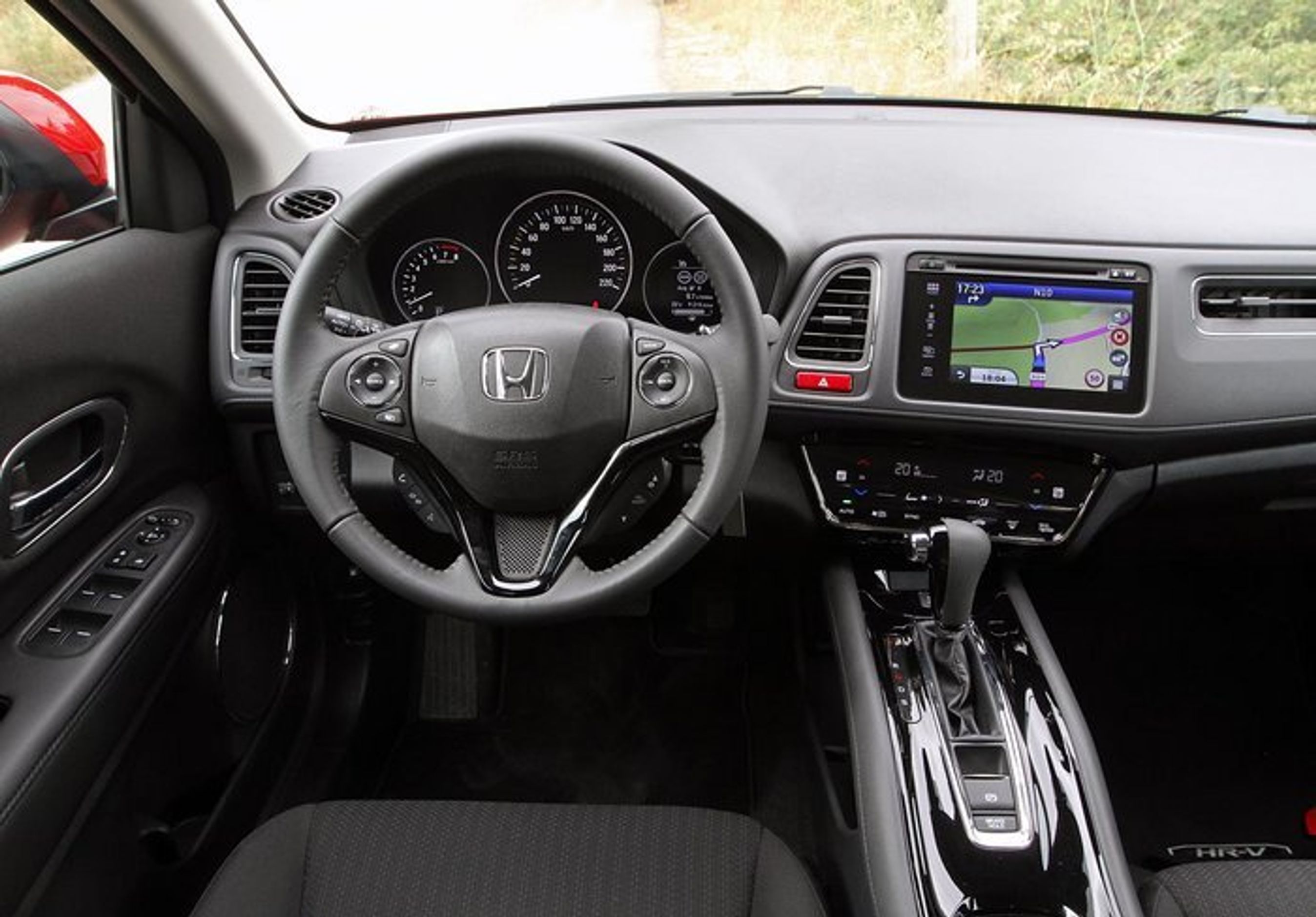 Førerpladsen er cockpit-agtig med den høje midterkonsol. Det går dog ud over fralægspladsen.