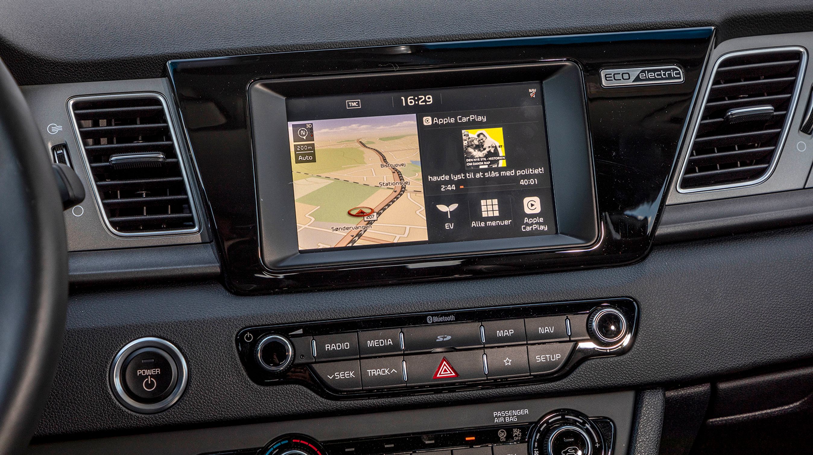 Modsat Kia e-Soul har Kia e-Niro endnu kun denne lille skærm som standard. Men navigationsanlægget er indbygget og fungerer fint med danske menuer og dansk tale.