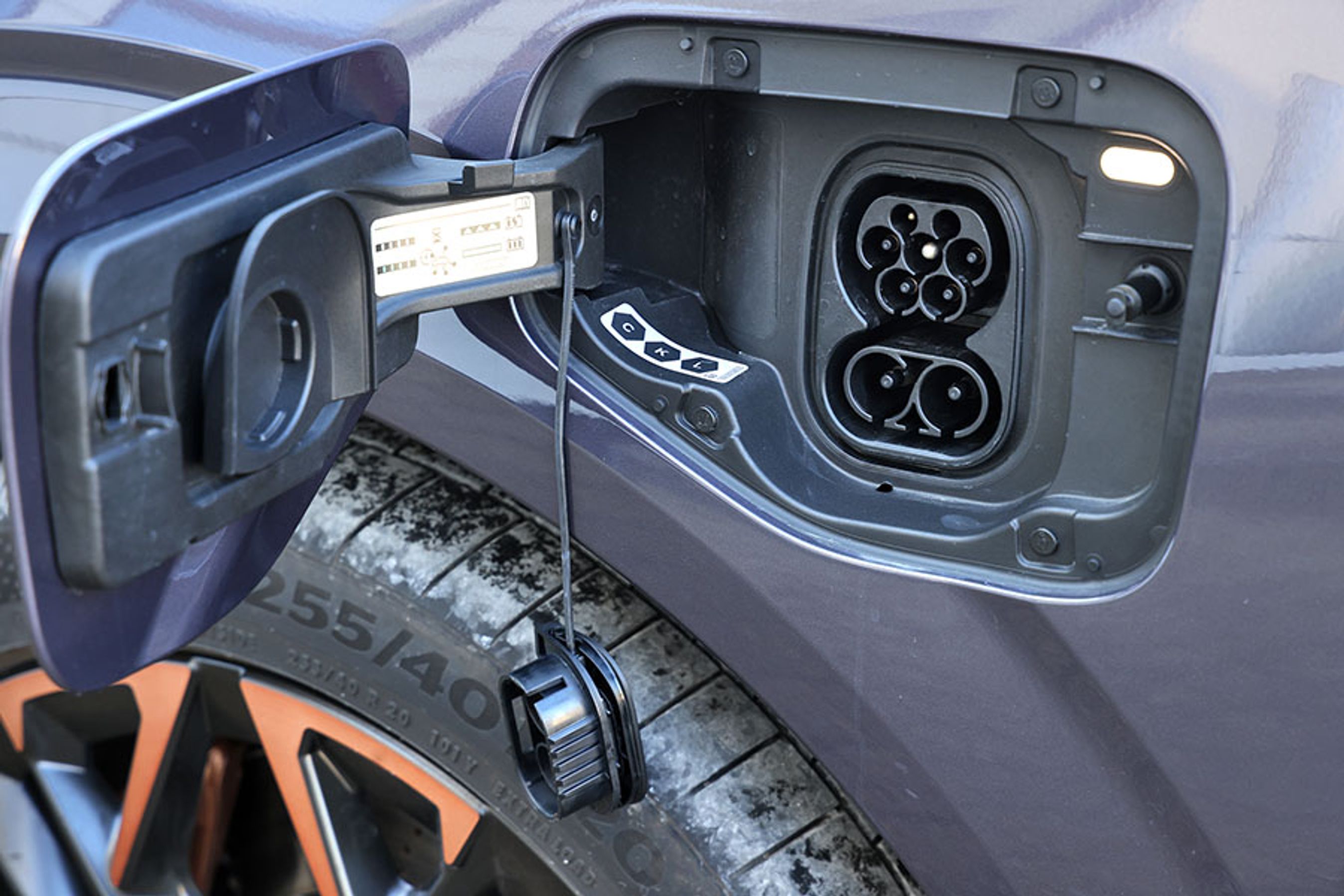 Ladestikket gør det muligt at lade med op til 11 kW hjemme og med 50 kW fra en DC-lader, når man er på farten. Det er meget usædvanligt og gør Cupra Terramar til en af de mest avancerede plugin-hybrider på markedet.