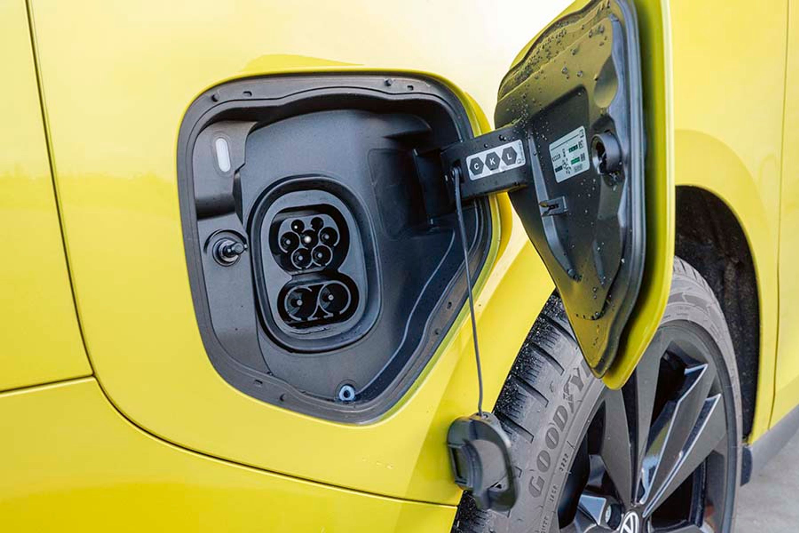 Ladeudtaget er placeret ved højre baghjul. Der er et fint kontrollys, der indikerer ladestatus.