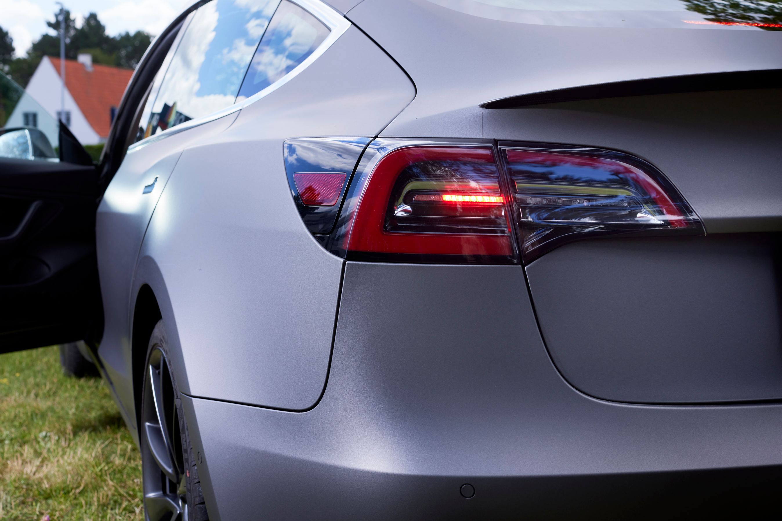 Det tager cirka en dag at få folieret sin bil afhængigt af bl.a. detaljer på bilen