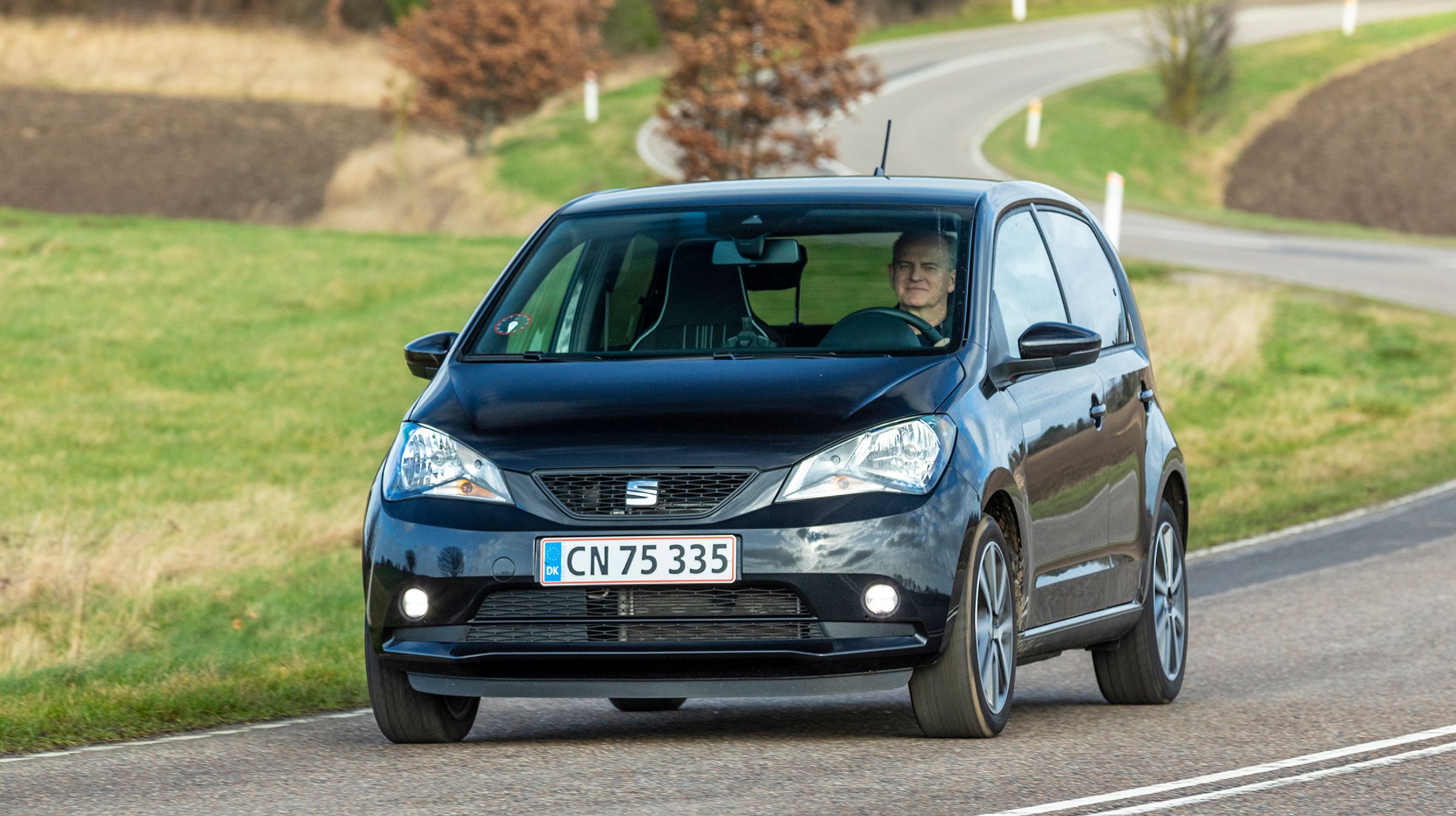 Der er skivebremser ved forhjulene og tromlebremser bagtil. Det sidste er med til at mindske serviceudgifterne.