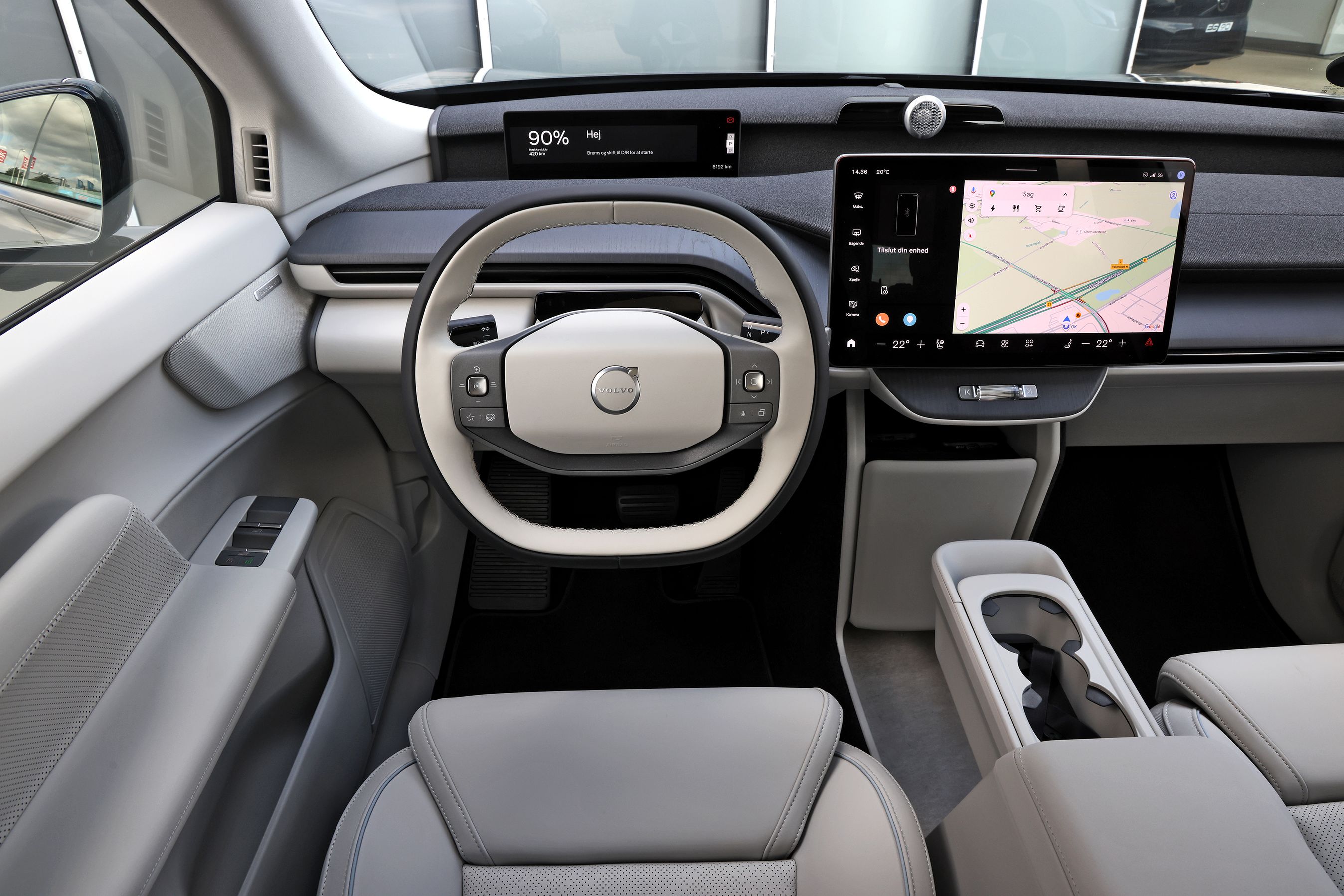 Volvo EX60: Kabine med rat, digital instrumentering og central touchskærm