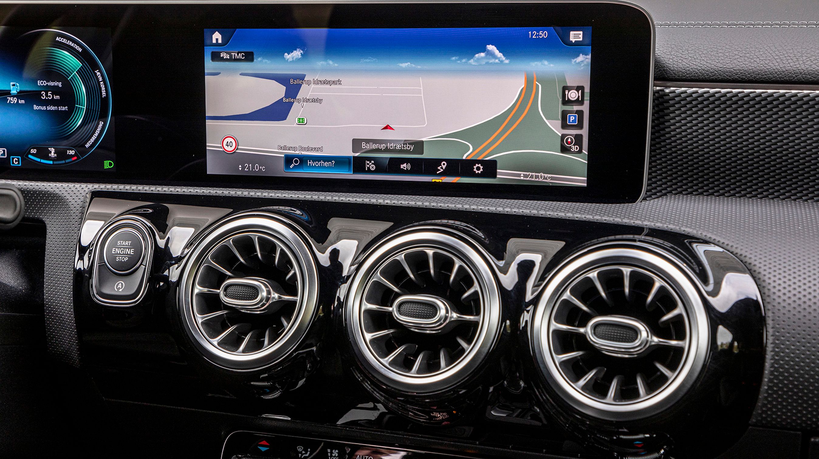 10”-trykfølsom skærm med navigation er standard på CLA-modellerne. Generelt virker skærmen godt, dog kan man højst se tre valgmuligheder ad gangen i standard menuvisningen. 