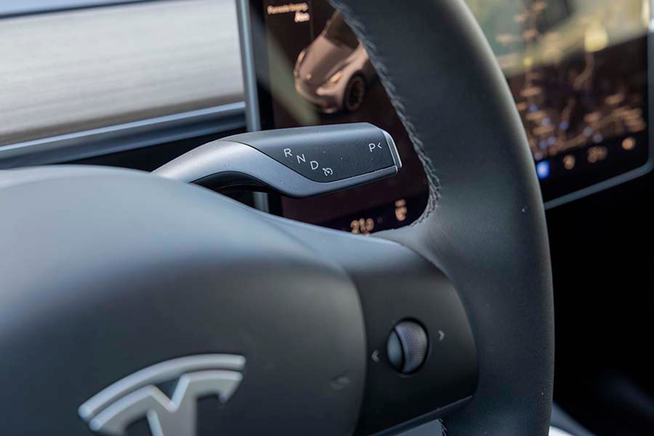 Bag rattet er gearstangen. Når man trykker gearstangen ned to gange under kørsel, aktiveres autopiloten. Det fungerer godt, og gearstangen går selv i P, når man åbner dørene.