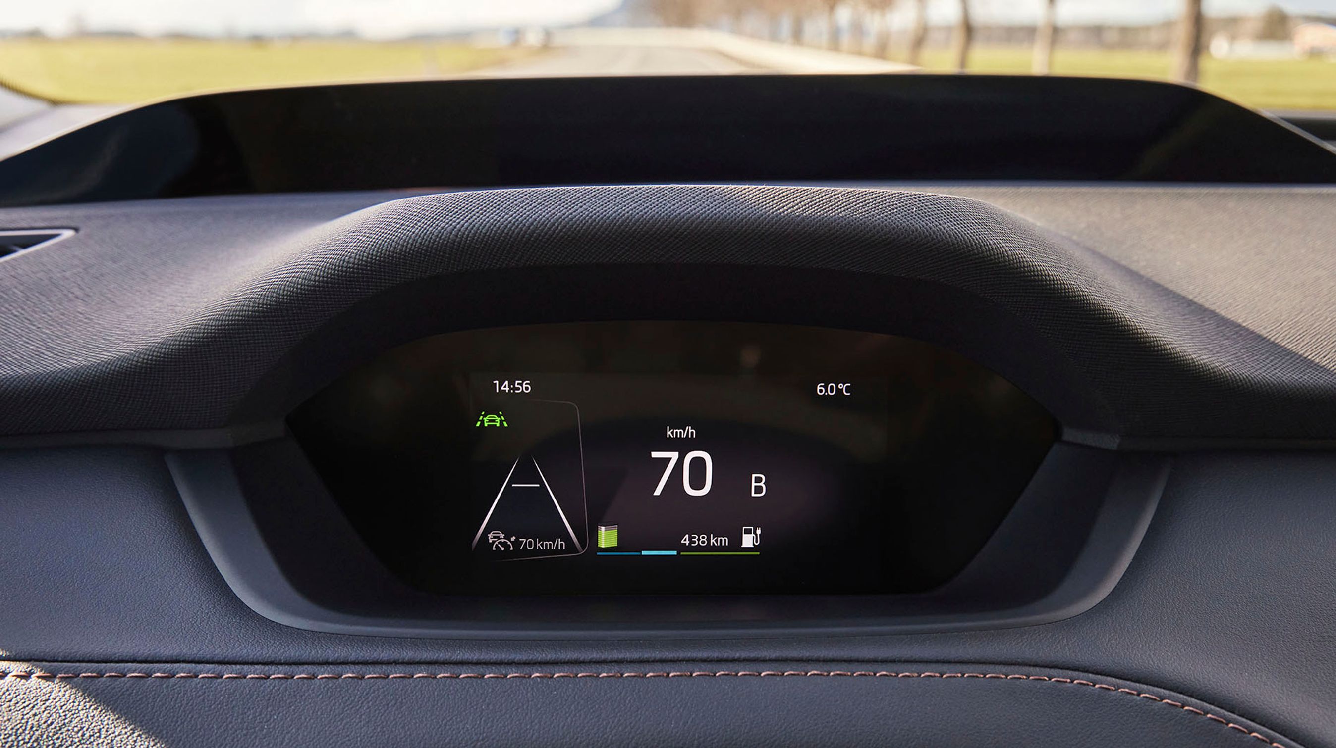 Foran rattet sidder dette lille display, der på enkel og tydelig vis angiver hastigheden samt de mest nødvendige informationer som f.eks. pileanvisninger fra navigationsanlægget.