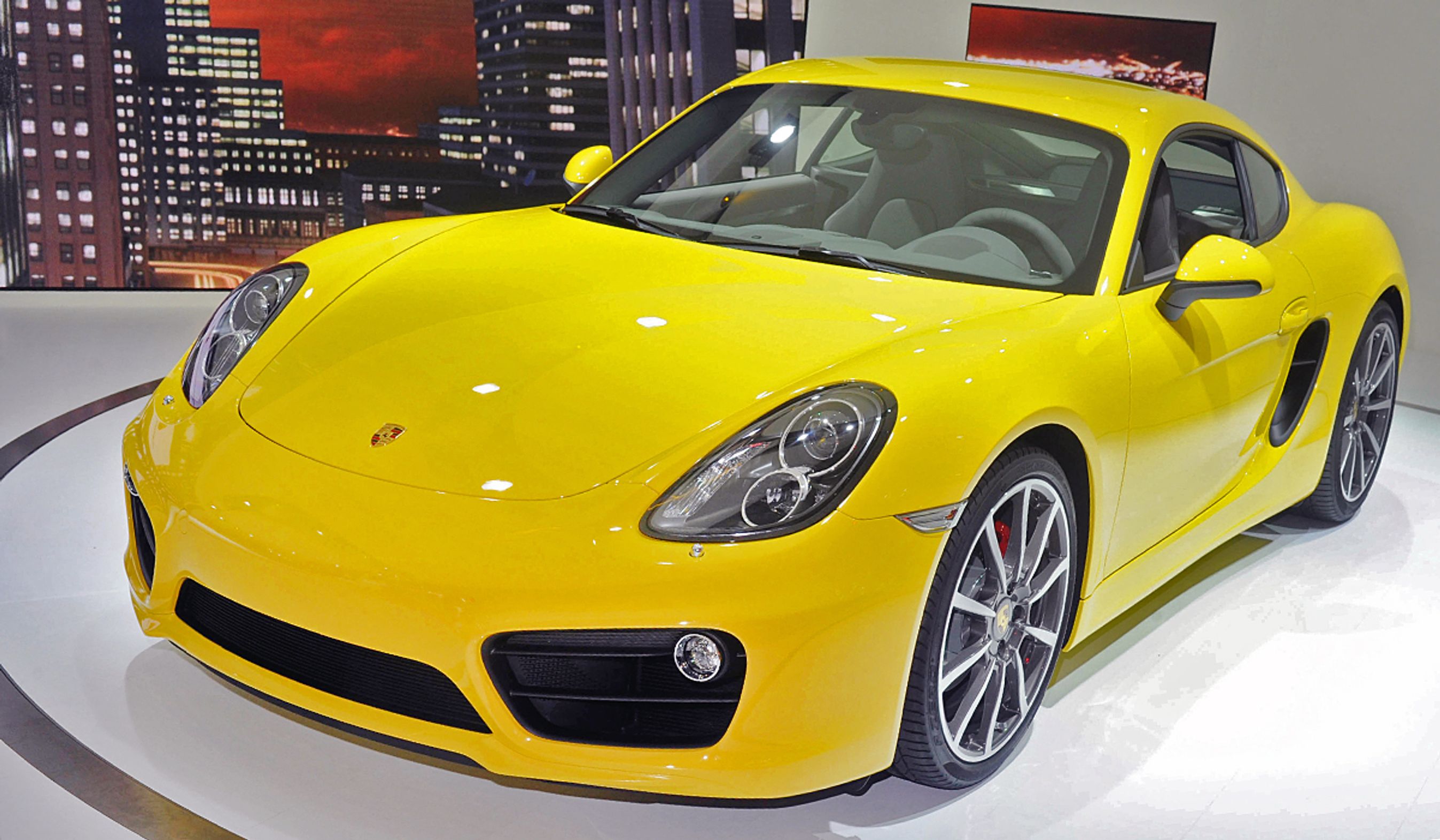 Forfra kan den nye Porsche Cayman kendes på sine dominerende luftindtag, der fra midten og ud mod siden bliver større.