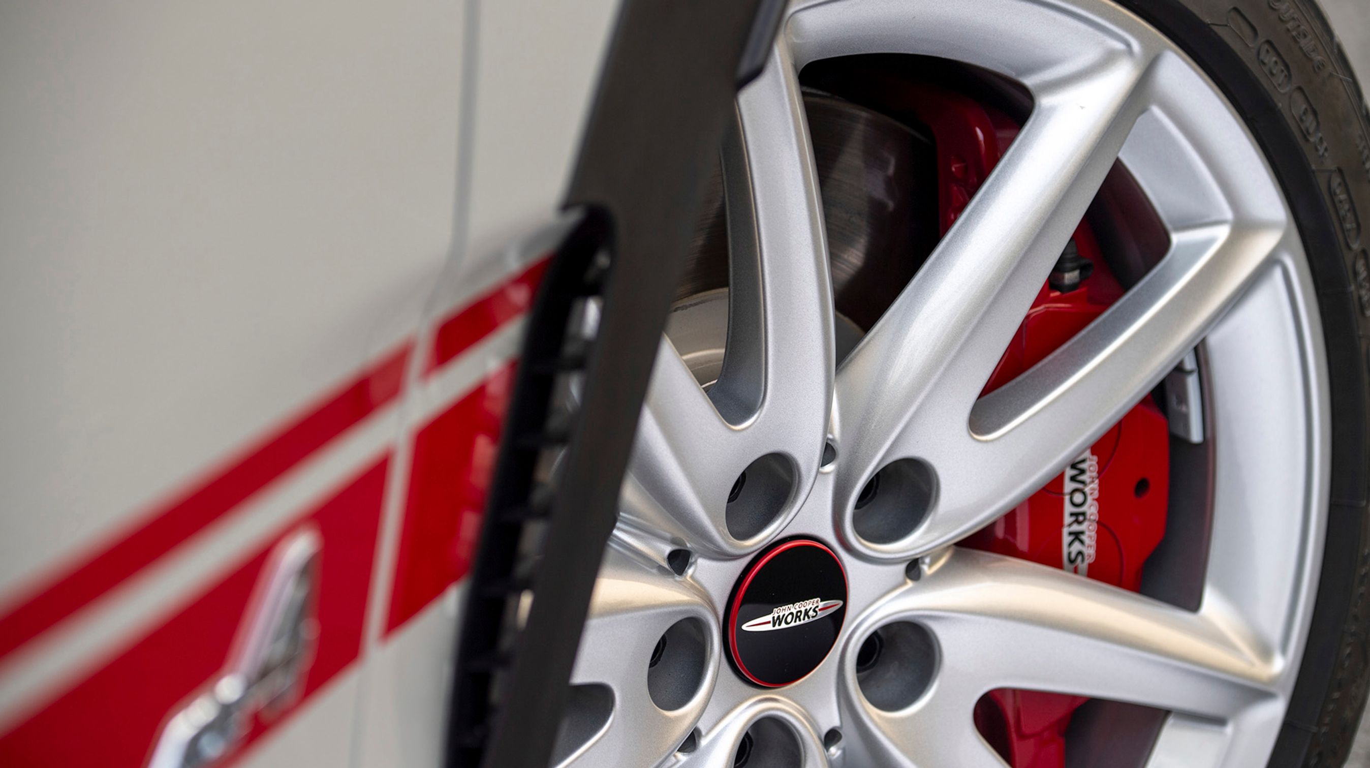 John Cooper Works-udgaven har ekstra kraftige bremser og kører på 18-tommer fælge.