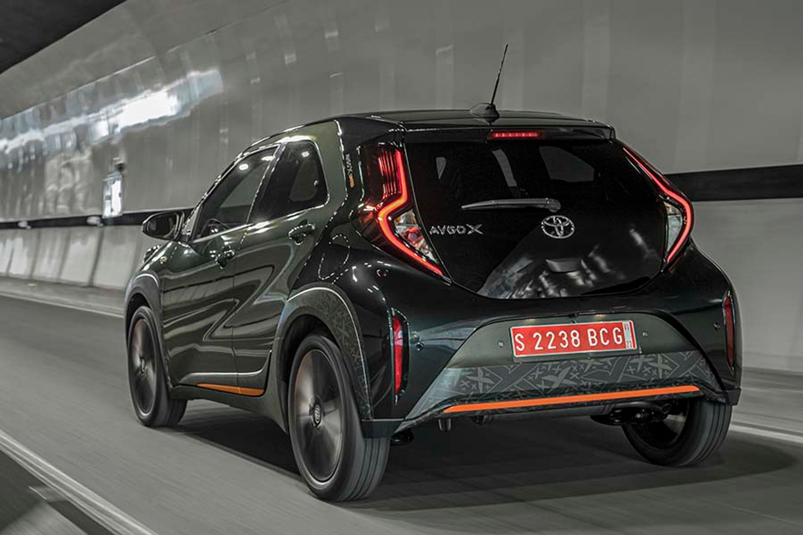 Baglygterne er af LED-typen i alle udgaver, og de lange, lodrette lygter giver bilen et markant udtryk i mørket.